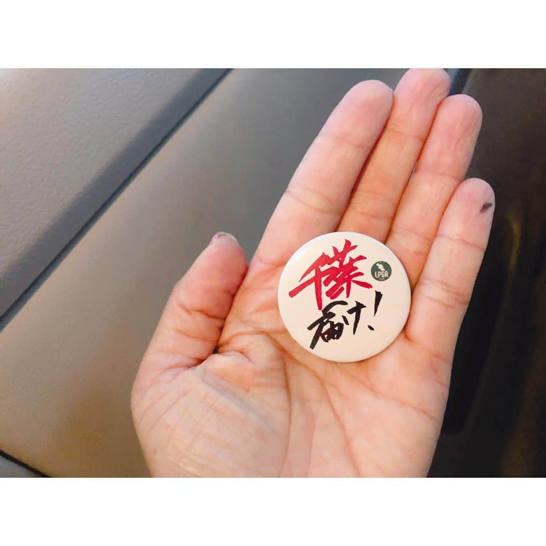 有村智恵さんのインスタグラム写真 - (有村智恵Instagram)「今週は選手みんなでこのバッジを付けてプレーします！！ 先日の台風15号で甚大な被害を受けた千葉県での試合。 私達に出来ることは限られていますが、この試合を楽しみにして下さってる方々や、台風で被害を受けたにも関わらず大会への準備を進めてきて下さった関係者の方々への思いを込めて明日からの３日間、頑張りたいと思います。 この文字は、千葉県出身でディフェンディングチャンピオンの成田美寿々　@misuzunarita 選手の手書きです！  その後の台風19号の被害状況も日に日に明らかになってきており、被害に遭われた方々には心からのお見舞いと追悼の意を表します。  そんな状況の中、自分達に出来ることを探しながら私達も共に戦っていきたいと思います。  It was huge damage by the typhoon so many places in Japan.  We really thank to play golf at Chiba even though after big damages. We’ll wear this badge during the playing the tournament this week,and we hope our feeling will reach to them. We will be doing the best what we can do right now,and hope that things get better as soon as possible. #golf #jlpga #lpga #golftour #ゴルフ　#女子ゴルフ　#千葉」10月17日 17時44分 - chiearimura