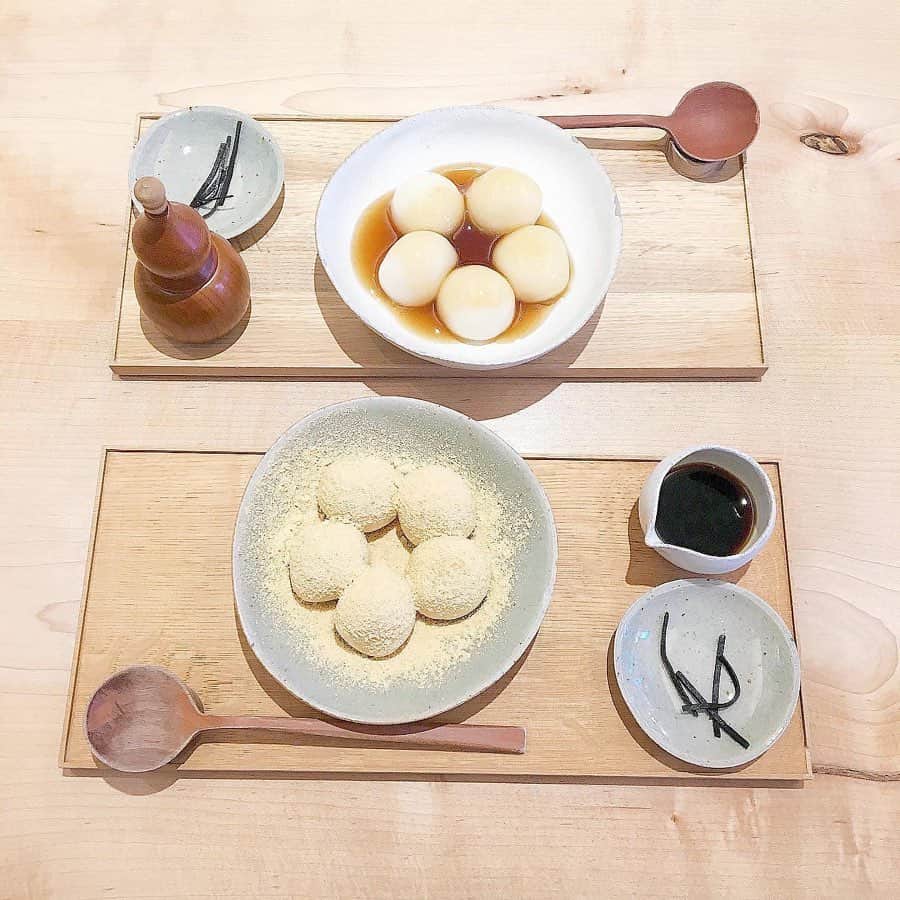 のインスタグラム：「【みつや / 東京・浅草】﻿ .﻿ 浅草で作りたてのもちもち白玉が食べられると話題の甘味処「みつや」🍡﻿ ﻿ 全国から厳選した白玉粉を使い注文が入ってから茹で上げる、温かい白玉を堪能できる「みつ白玉」が人気メニューです✨﻿ 毎日店内で大豆を炒ったきな粉に黒蜜をかけて食べる「黒みつきなこ」や、自家製のみつにこだわった「みたらし」、他にも「抹茶黒みつ」「ずんだ」「白玉ぜんざい」など種類も豊富👏﻿ ﻿ 浅草散歩の際にはぜひ味わいに行ってみてくださいね😋﻿ .﻿ 📍東京都台東区浅草1-32-13﻿ .﻿ 📷写真・情報提供：@ayakaxxkさん﻿ 素敵な投稿をありがとうございます✨﻿ .﻿ \ 一緒にルトロンInstagramを盛り上げませんか？🙋‍♀️ /﻿ #ルトロン で素敵なおでかけ体験をシェアしてくれる方を大募集しています♪投稿内容は、Instagramで紹介させていただきます☺️﻿ .﻿ ルトロンのアプリはAppStore、GooglePlay「ルトロン」で検索！﻿ .﻿ ﻿ #letronc #japanese_food #asakusacafe #甘味みつや #みつや #みつ白玉 #白玉 #しらたま #お団子 #団子 #甘味処 #和菓子 #和スイーツ #スイーツ部 #スイーツ巡り #スイーツ好きな人と繋がりたい #東京カフェ #浅草カフェ #カフェ #カフェ部 #カフェ巡り #カフェ好き #カフェスタグラム #東京グルメ #浅草グルメ #浅草散歩 #instafood #카페스타그램 #食欲の秋」