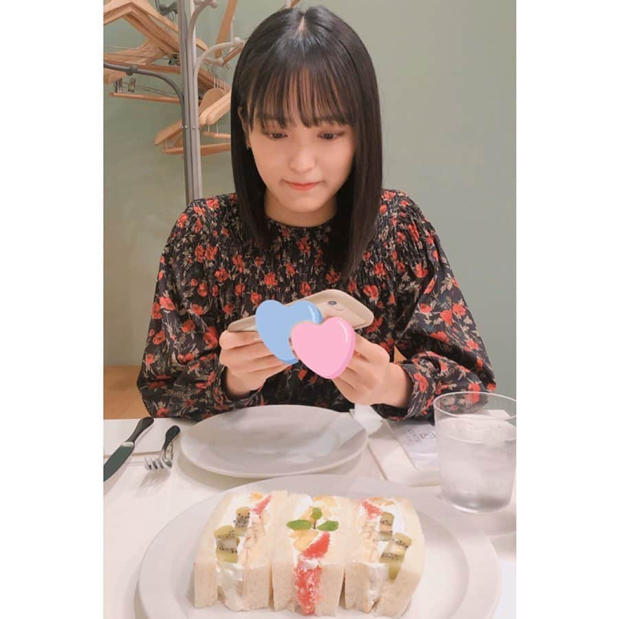 真野恵里菜さんのインスタグラム写真 - (真野恵里菜Instagram)「日本での出来事。 かわいこちゃんとフルーツサンドを食べました🤤💕 . . 前にやっと連絡先を交換できた こぶしファクトリーの野村みな美ちゃん 初めて2人だけで会いました！ . . 去年、イベントを観に来てくれた時に 野村の好きなパンです！ って差し入れ持ってきてくれたのが印象に残っていたから 一緒に美味しいパン屋さんに行きたいなぁ と思ってリサーチ🧐 . . 2枚目の写真は フルーツサンドイッチを 一生懸命撮るのむさん🥰 とにかく可愛い！笑 . . そしてこのあと ある子がお仕事終わりに駆けつけてくれました😌 また次の更新で！ #野村みな美　#セントルザベーカリー #フルーツサンド」10月17日 18時01分 - erinamano_official