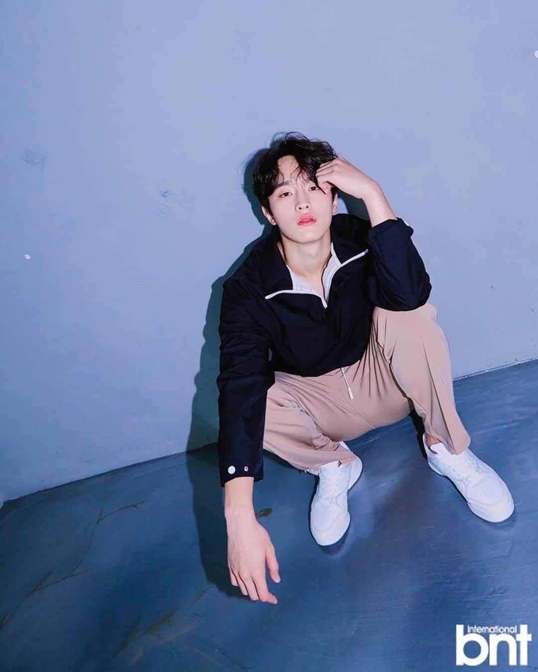 キム・ドワンのインスタグラム：「@bntstar  Photography @kwonhaegeun  Hair @kimaeriae  Makeup @kxxhxnx44 Editor @yeonjoong___e」