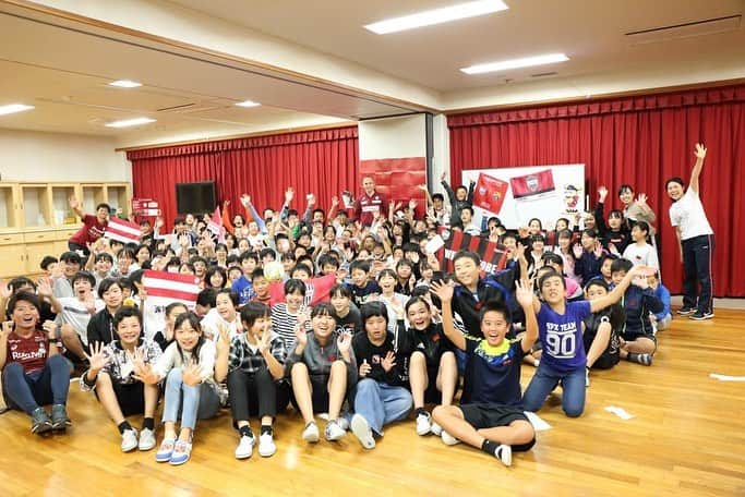 アンドレス・イニエスタさんのインスタグラム写真 - (アンドレス・イニエスタInstagram)「Esta mañana he podido pasar un rato con los niños y niñas de primaria del colegio Daichi. Muy contento de poder compartir experiencias con los más pequeños #visselkobe 🇯🇵」10月17日 18時07分 - andresiniesta8