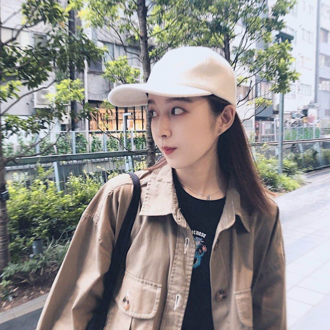 市野莉子さんのインスタグラム写真 - (市野莉子Instagram)「雨やったけど、新しい帽子かぶったから今日も良い日🙄 #りかりこ #me」10月17日 18時17分 - riko_ichino