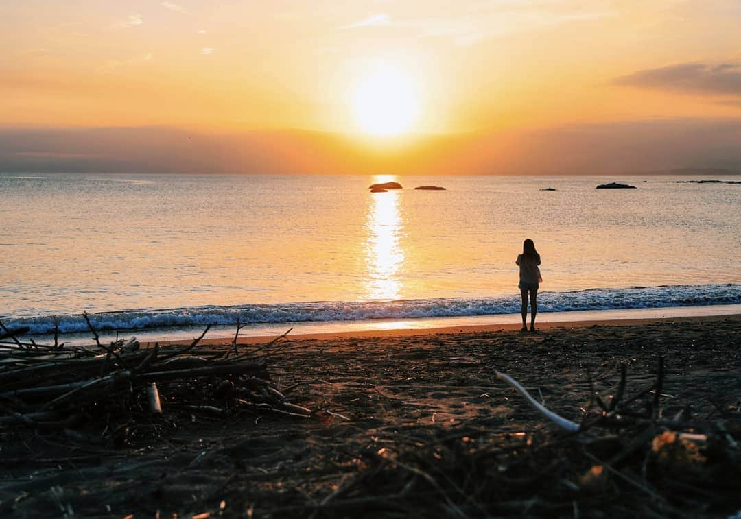 葉山町さんのインスタグラム写真 - (葉山町Instagram)「- 夕日がきれいな季節にわくわく  #葉山歩き #葉山 #hayama #大浜海岸 #葉山公園 #海 #夕日 #過去pic #Ohamabeach #beach #sunset #japantrip #流木 と#海を眺める #シルエット #海のある生活 #葉山生活  #週末 またちょっとお天気崩れます #寒くなってきた のであたたかく過ごしてね #今日もおつかれさまでした」10月17日 18時24分 - hayama_official