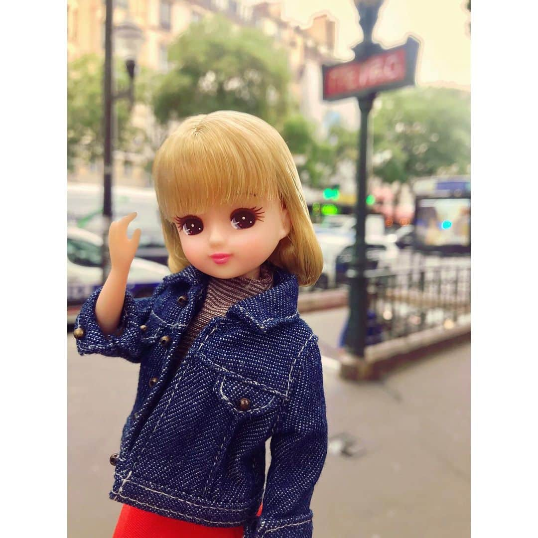 リカちゃんさんのインスタグラム写真 - (リカちゃんInstagram)「Please keep warm especially morning and evening ♡ I recommend to hold hot steam towel to your neck! It makes you relaxed and sleep well♪  ボンソワール♪ 急に朝晩がさむくなって、びっくり！羽織りものが体温調節に便利だね♪それでも「寒暖差疲労」っていうので、思ってる以上に疲れがたまるんだって。。そんな時は、温めた蒸しタオルを首元にあててみてね♡ 軽く上を向くとストレッチ効果もあっていいよ♪  #リカちゃん #fashion #ootd #hairstyle #licca #liccadoll #japanesedoll #japan #girl #instadaily #instagood #instagramjapan #instagram」10月17日 18時24分 - bonjour_licca