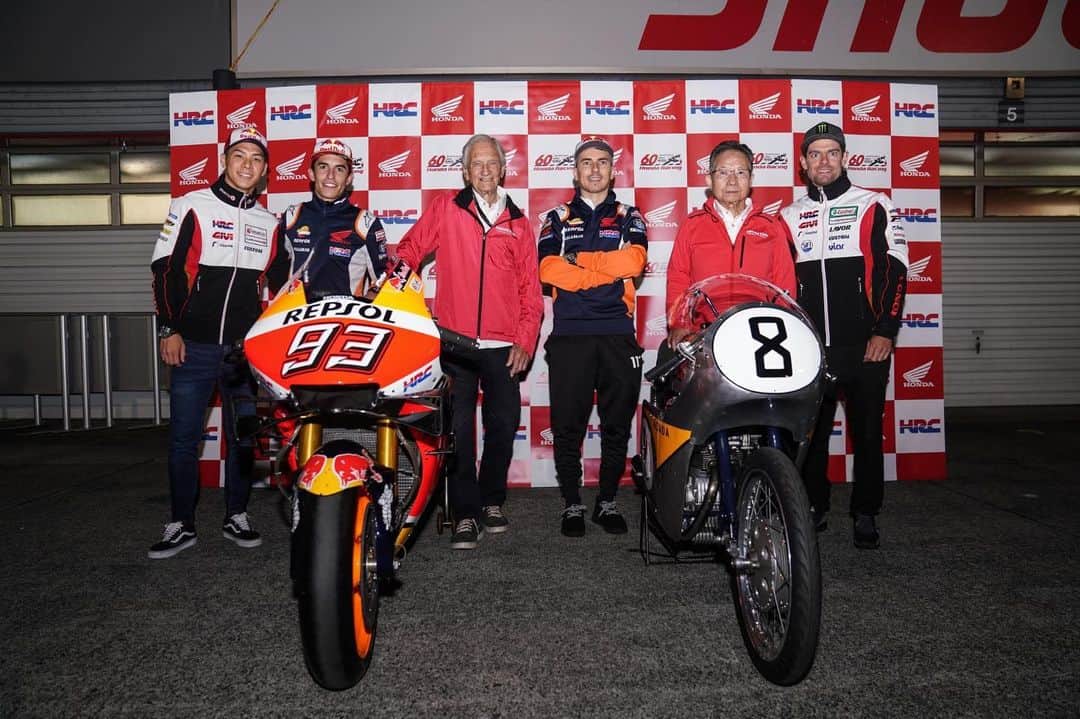 MotoGPさんのインスタグラム写真 - (MotoGPInstagram)「The past and the present of @hrc_motogp 🏁 // Honda #MotoGP riders @marcmarquez93, @jorgelorenzo99, @calcrutchlow and @takanakagami are joined by Honda legends Jim Redman, Kunimitsu Takahasi and Freddie Spencer ahead of the factory's home GP with the presence of the very first Honda machine that participated in the FIM Road Racing World Championship in 1959 🤩 #Motorcycle #Racing #Motorsport #JapaneseGP 🇯🇵」10月17日 18時26分 - motogp