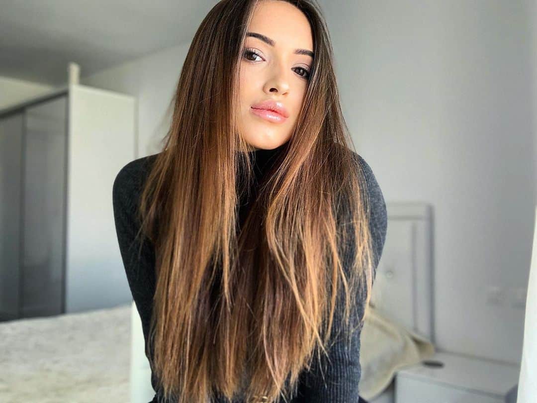 ラリサ・ヨルダケのインスタグラム：「simple woman 🕊」