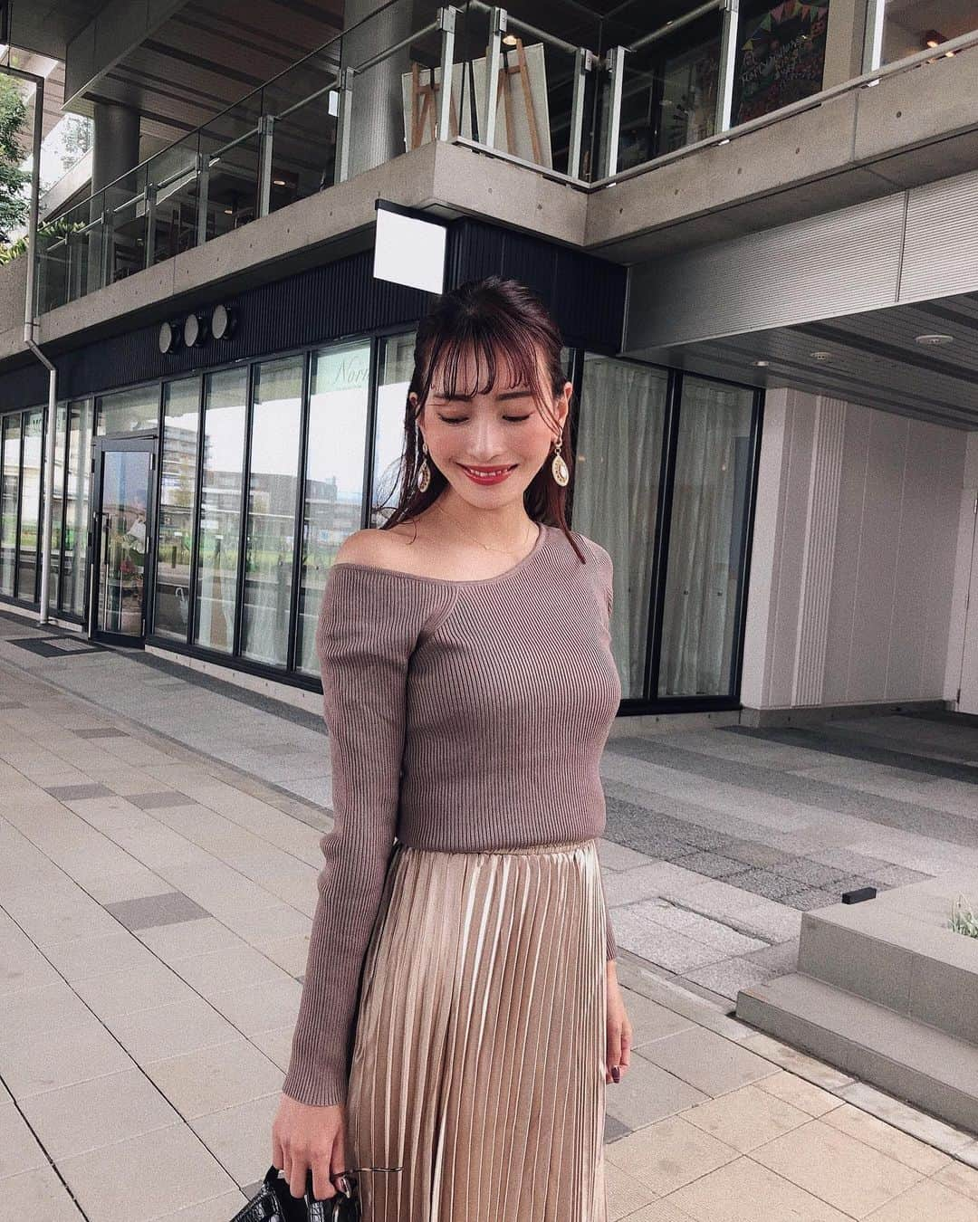 ANNA 杏奈さんのインスタグラム写真 - (ANNA 杏奈Instagram)「✈︎ 寒いからやっとニットの季節🍂🍁🌾 knit and skirt⇒ @fifth_store  いつもプチプラトレンドコーデ出来るからヘビロテ❤️ ・ ・ #高身長コーデ　#ニットコーデ　#ニット　#スカートコーデ　#フェミニン　#fifth #fifthtl #フィフス #シャイニーロングプリーツスカート　#イレギュラーネック長袖ニット」10月17日 18時44分 - anna_maria_end18