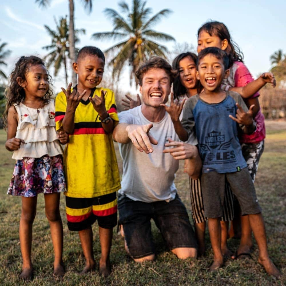 アラン・ディクソンさんのインスタグラム写真 - (アラン・ディクソンInstagram)「Share your energy. There's an inner child in all of us! ✨ 😄 - #childhood #islandlife #giliair #giliisland #giliislands #children #energyiseverything #culture #indonesia #wonderfulindonesia」10月17日 18時55分 - daxon