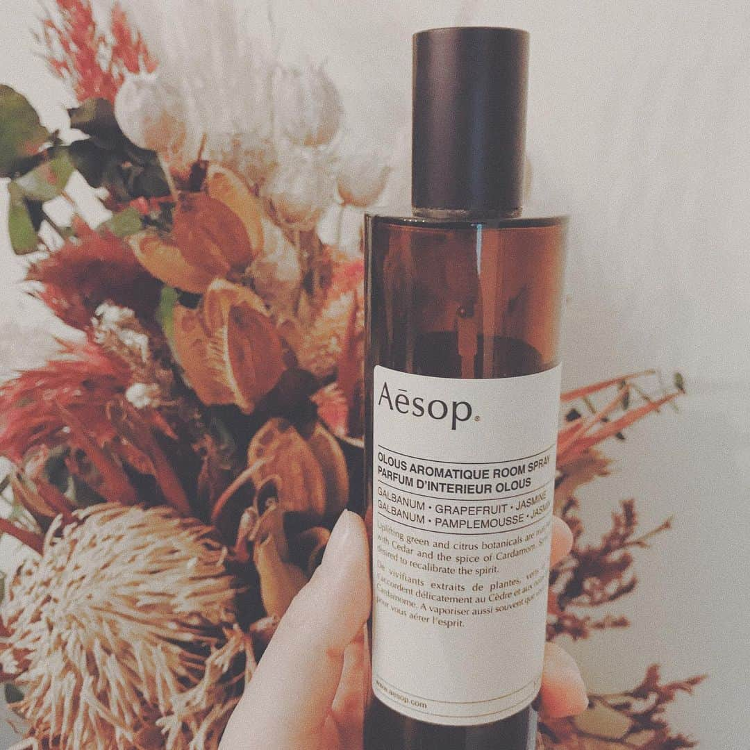 岸本セシルさんのインスタグラム写真 - (岸本セシルInstagram)「room spray🌝  最近の我が家のルームスプレー。  @aesopskincare  のものです。  さわやかな香りでお気に入り🌿  うちの香り系は、ほとんど旦那が選んだもの。わたしよりこだわりが強くて、匂いに敏感。というか私が香りに無頓着なのかな？？（笑）  この間旦那がプレゼントしてくれた香水も良い香りだったなー🌙 娘がいるので、おでかけする時に足元に1pushだけするようにしてます🙌  新しいブランドのものらしいので、今度紹介しますね☺️ #ルームスプレー #Aesop #みんなはどんな香りが好き？ #私はジャスミンや金木犀やレモングラスや石鹸の香りが好き #夏になるとココナッツの香りがすき #強すぎないココナッツの香りね #香水好きの方 #付け過ぎによるスメハラには気をつけよう #1日1投稿」10月17日 18時56分 - cecil_lu