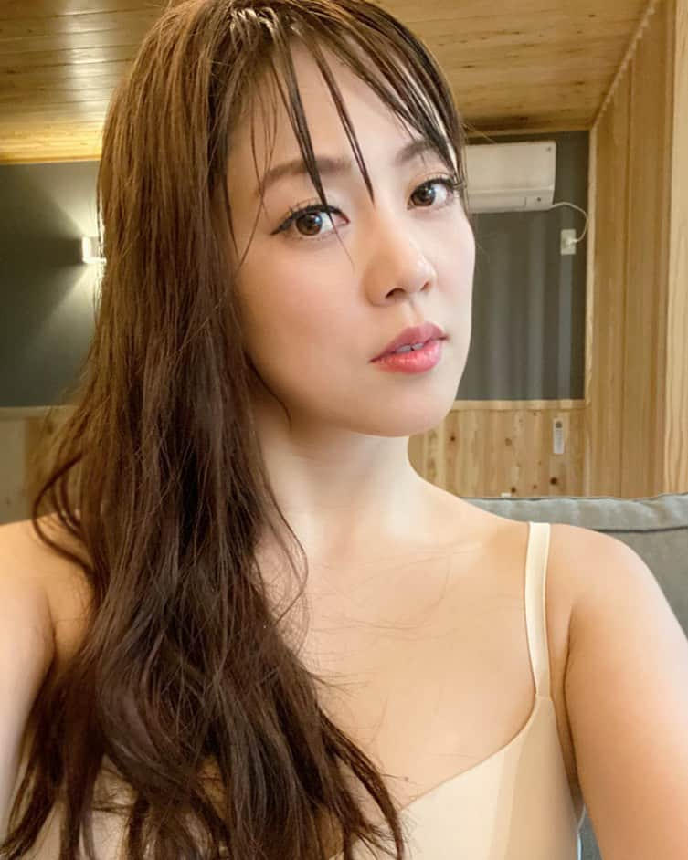 北出恭子さんのインスタグラム写真 - (北出恭子Instagram)「温泉ロケ後は、髪型もメイクもボロボロになります（笑） 肌寒くなり、いよいよ温泉シーズン到来ですね♨️✨ 皆さん、温泉には行ってますか❓ わたしは秋冬が、1年で1番忙しい時期♨️♨️♨️ ありがたいことに、毎日大好きな温泉に入ってます💕  #温泉 #温泉ロケ #湯あがりショット #温泉家 #温泉タレント #温泉モデル #温泉専門家 #北出恭子 #温泉大好き #温泉旅行 #旅行 #旅 #女子旅 #美肌 #japantrip #traveljapan #girlstrip #onsen #溫泉 #온천 #น้ำพุร้อน #sourcechaude #hotsprings #travelgram #lovejapan #spa #model #kitadekyoko」10月17日 18時52分 - onsen.expert_kitadekyoko