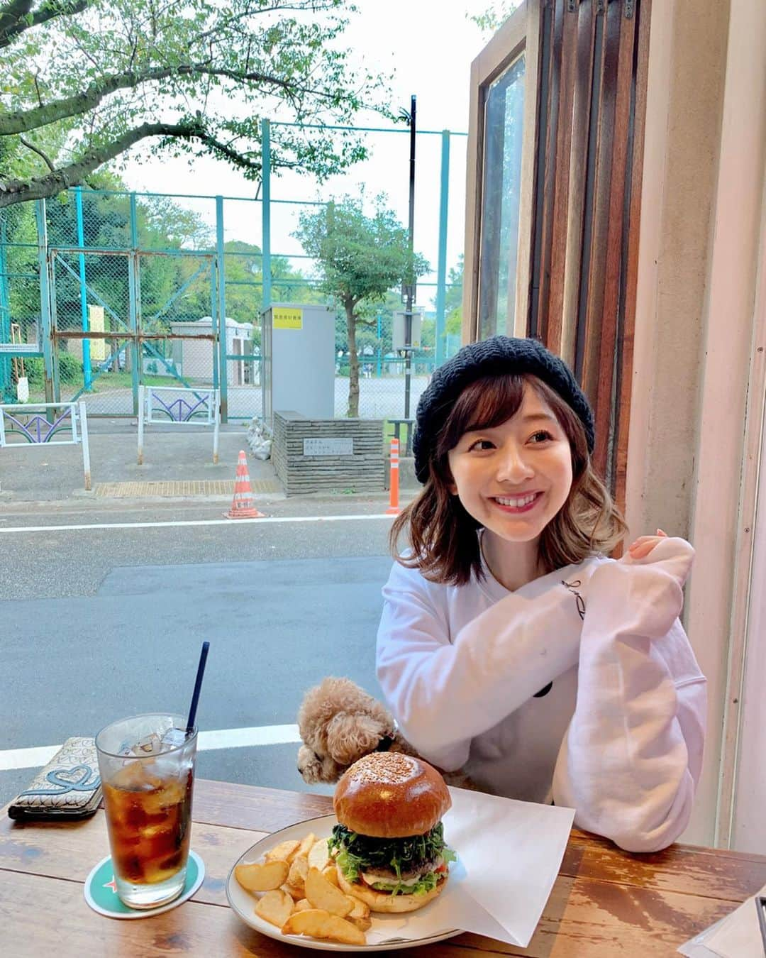 水野佐彩さんのインスタグラム写真 - (水野佐彩Instagram)「・ ニコニコになれるトレーナー😊❤️ マタニティのレギンスが今年は手放せなくなりそう🤰🏼 #coordinate tops#dearyouhawaii @dear_you_hawaii  leggings#angeliebe @angeliebe_official  shoes#atlanticstars @atlanticstars_japan  bag#alexanderwang @alexanderwangny  #sサイズコーデ  #153cmコーデ　#おちびコーデ　#おちびの輪　#秋コーデ　#マタニティコーデ #妊婦コーデ  #おさんぽコーデ　#arms #ハンバーガー　#ポパイバーガー ・ lip#clarins #クラランス　#リップオイル　#ダークストーン　#リップコンフォートオイル　# @clarinsjp  大好きなクラランスのリップコンフォートオイル😘 つけると唇の水分量によって 黒ラメがどんどん変化するよ💋💋 (5ー6枚目見てね❤️) ハンバーガー食べても色落ちしなくて🙆🏻‍♀️🙆🏻‍♀️ カジュアルなお洋服だったので まつげとリップだけ強調のメイクにしたよ💕」10月17日 18時53分 - saaya_mizuno