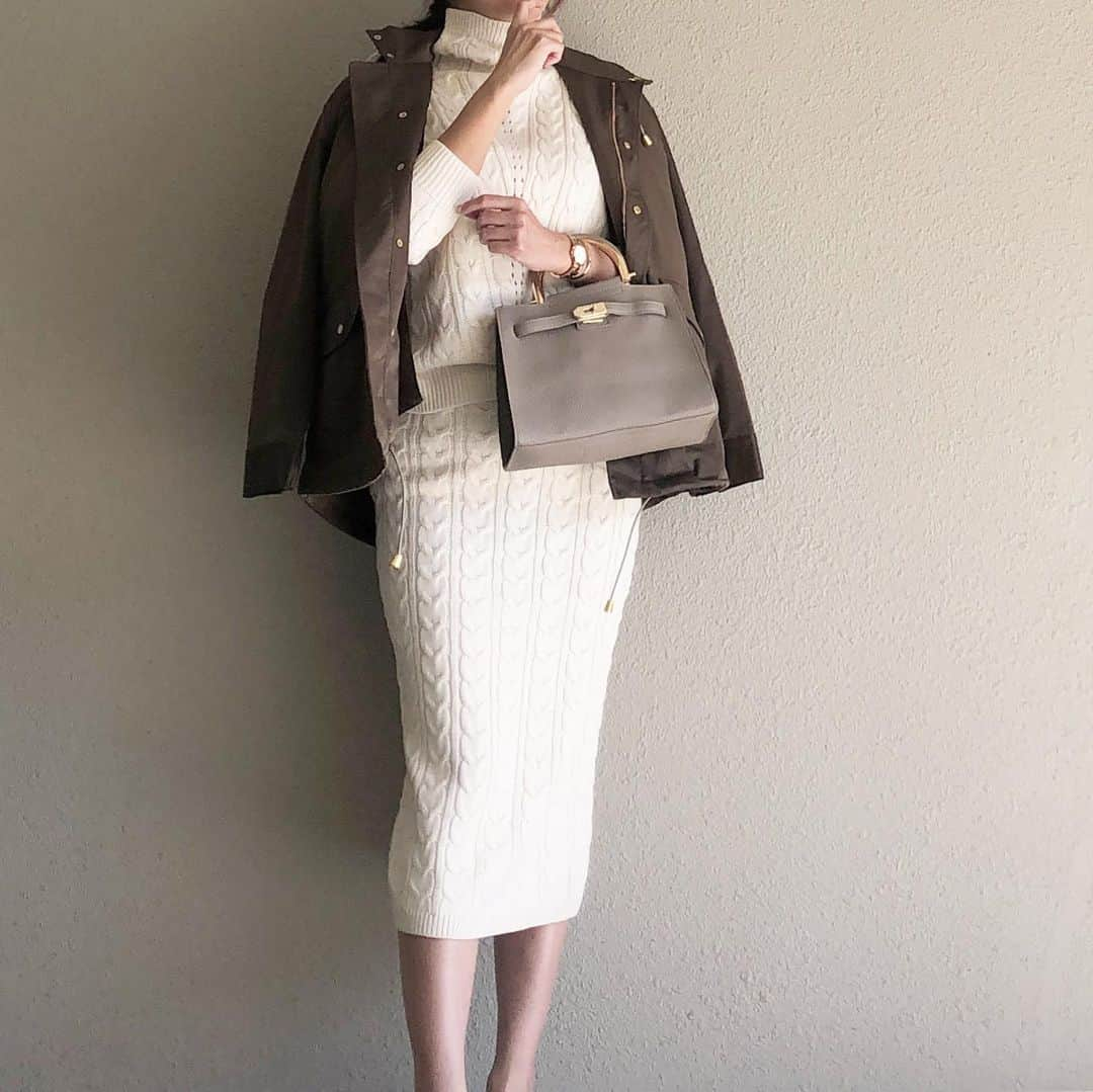 saaaay_kさんのインスタグラム写真 - (saaaay_kInstagram)「2019.10.18 coordinate♡ 今年はニットのセットアップが豊作で嬉しい🍂 ・ ・ 何これ？膨張危険⚠️なホワイトなのに… ケーブル編みなのに…着膨れしないのは…なぜ🤭🙄 @fifth_store #fifth#fifthtl#フィフス #ケーブルデザインタートルニットセットアップ ・ ・ バックはスカーフ付きの2wayです♡ ☞最後の置き画で見てね♪ @editsheen_store #EditSheen#エディットシーン #スカーフハンドルミディバッグ ・ ・ #fashion#ootd#coordinate#outfit#bag#バッグ#フェミニン#セットアップ#高身長コーデ#ニットコーデ」10月17日 19時04分 - saaaay_k