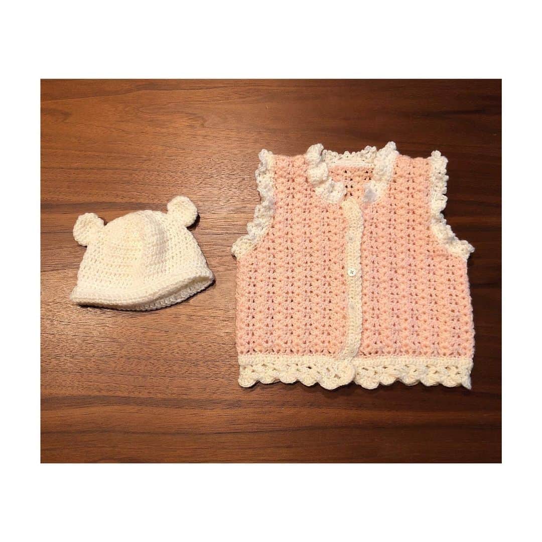 倉窪莉沙のインスタグラム：「* 先日、姪っ子が誕生したので 帽子とベストを編みました🧶 1年半ぶりに触れる新生児👶🏻💕 小さな手足、動き、泣き声、、、 すべてが愛おしいぃぃぃ🥺💓 . #アナウンサー #ママ時々アナウンサー #ママウンサー #赤ちゃんのいる生活 #赤ちゃんとの暮らし #ベビー #baby #女の子 #girl #女の子ママ #手芸 #手芸の季節 #手芸部 #編み物 #かぎ針 #かぎ針編み #ホビーラホビーレ #ベビー服 #ベビー帽子 #手作りベビー服」