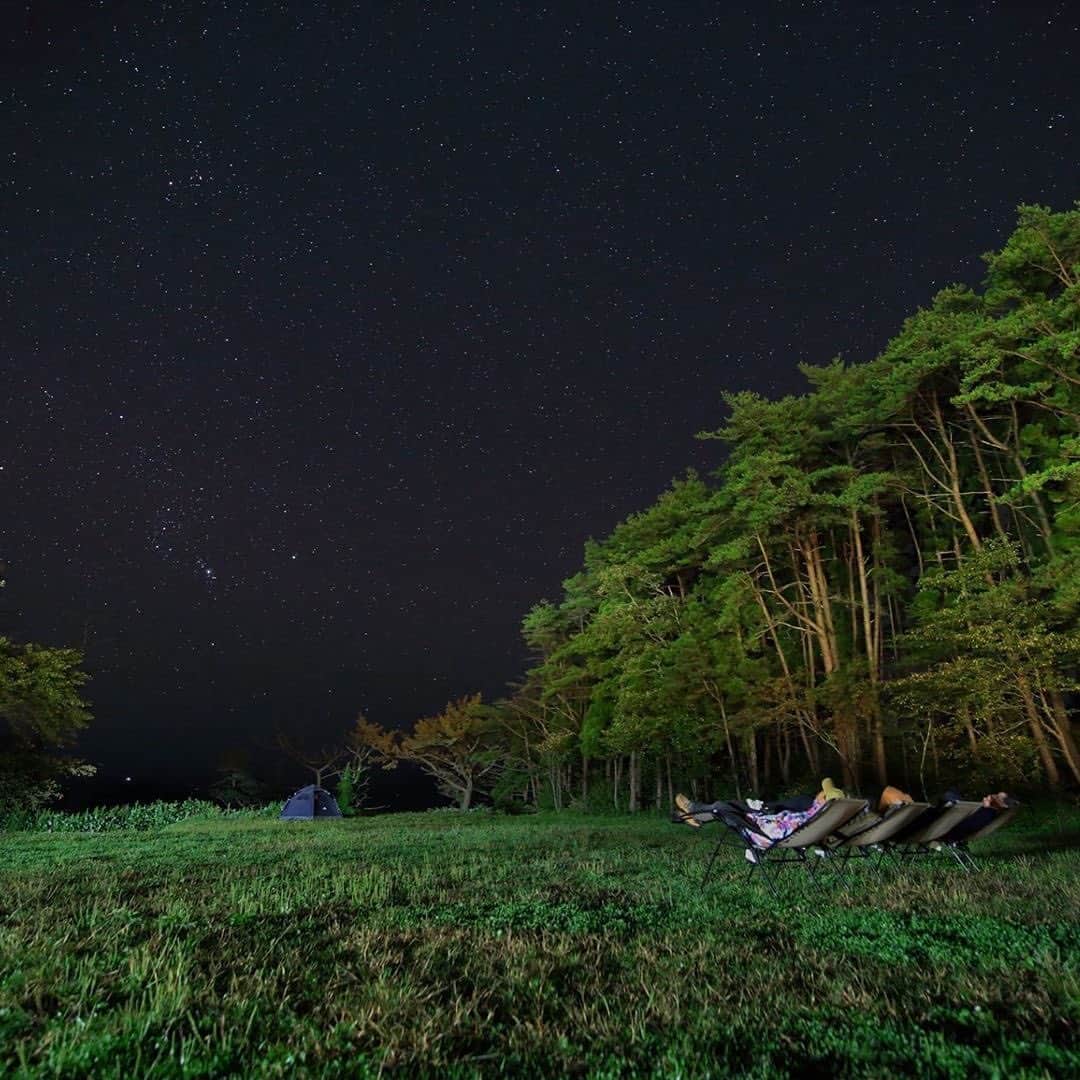 Coleman Japanのインスタグラム：「キャンプで満点の星空を眺めよう💫 ・ 📷： @ryuta.opc さん 素敵なお写真ありがとうございました✨ ━━━━━━━━━━━━━━━ #私のコールマン を付けて投稿して頂いた中から素敵なお写真は、コールマン公式SNSでご紹介させて頂きます♪ ━━━━━━━━━━━━━━━ ・ ・ ・ #灯そうColeman #灯そうコールマン #灯そう #Coleman #コールマン #Camp #キャンプ #Outdoor #アウトドア #Outdoorchair #アウトドアチェア #コールマンチェア #チェアリング #インフィニティチェア #星空キャンプ #星空」