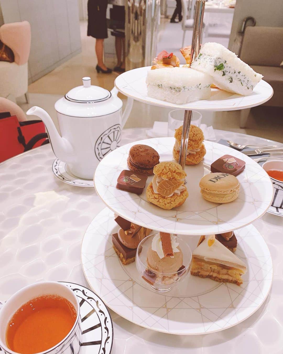 ?????さんのインスタグラム写真 - (?????Instagram)「. マミーと銀座で用事あったからついでに見つけたDior cafeでアフタヌーンティーしてみた☕️🍰🍴 一つ一つ美味しかったけど甘い物あんまり食べれない母娘は最後しんどかった🤢笑 . 今日は全身 @radychan_no_insta \★/ 今めちゃ買いやすくなってるからハイライトから飛んでみて✈️💕 . . #ootd #rady #レディ #カジュアル女神 #diorcafe #ディオールカフェ #pierreherme #ピエールエルメ #銀座 #途中ハラミはさめば甘いのイケる」10月17日 19時00分 - julia__0917