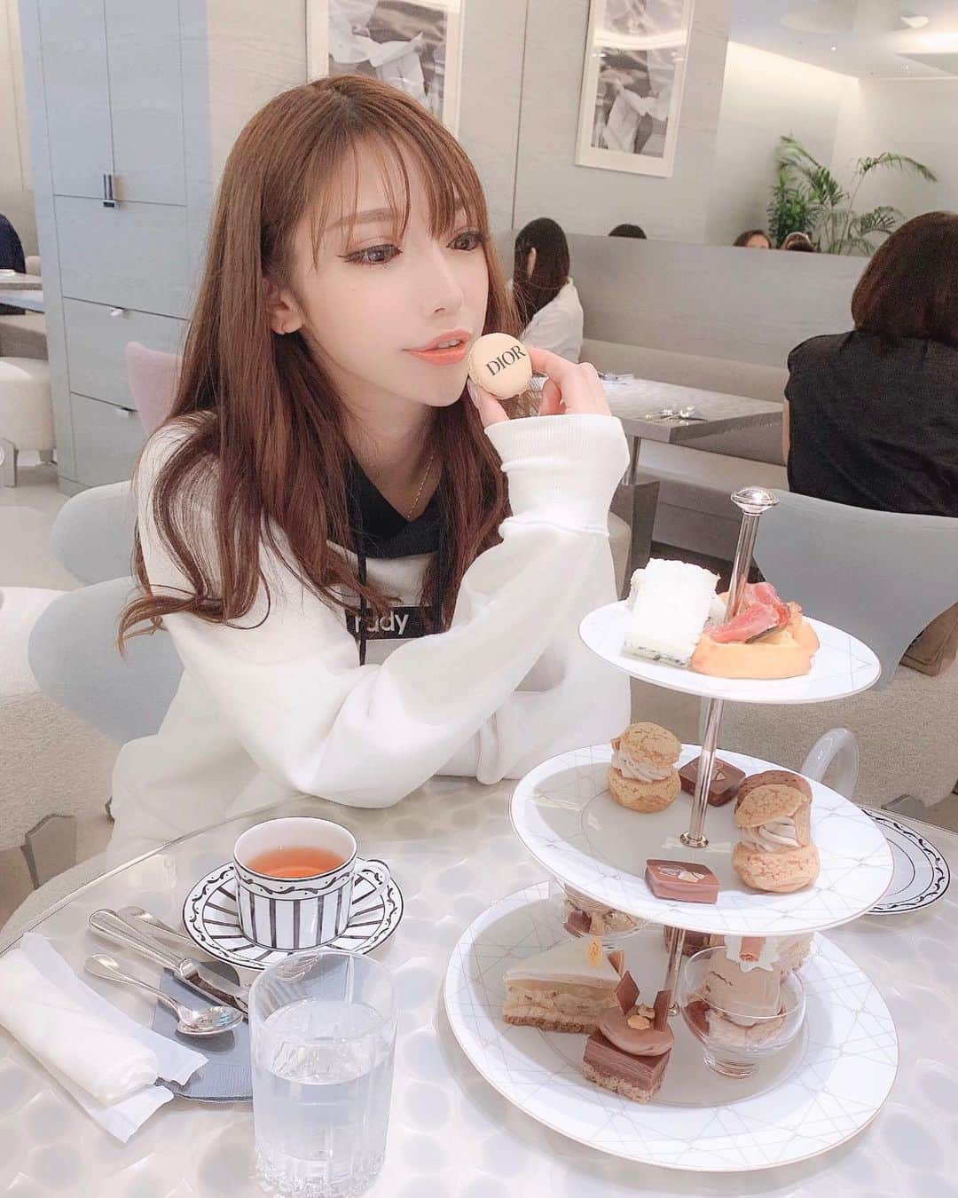 ?????さんのインスタグラム写真 - (?????Instagram)「. マミーと銀座で用事あったからついでに見つけたDior cafeでアフタヌーンティーしてみた☕️🍰🍴 一つ一つ美味しかったけど甘い物あんまり食べれない母娘は最後しんどかった🤢笑 . 今日は全身 @radychan_no_insta \★/ 今めちゃ買いやすくなってるからハイライトから飛んでみて✈️💕 . . #ootd #rady #レディ #カジュアル女神 #diorcafe #ディオールカフェ #pierreherme #ピエールエルメ #銀座 #途中ハラミはさめば甘いのイケる」10月17日 19時00分 - julia__0917