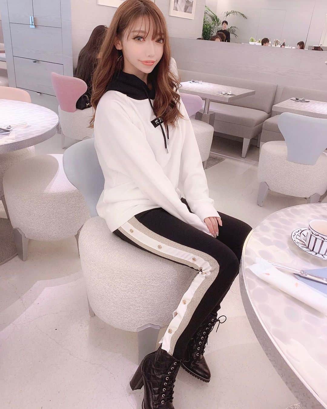 ?????さんのインスタグラム写真 - (?????Instagram)「. マミーと銀座で用事あったからついでに見つけたDior cafeでアフタヌーンティーしてみた☕️🍰🍴 一つ一つ美味しかったけど甘い物あんまり食べれない母娘は最後しんどかった🤢笑 . 今日は全身 @radychan_no_insta \★/ 今めちゃ買いやすくなってるからハイライトから飛んでみて✈️💕 . . #ootd #rady #レディ #カジュアル女神 #diorcafe #ディオールカフェ #pierreherme #ピエールエルメ #銀座 #途中ハラミはさめば甘いのイケる」10月17日 19時00分 - julia__0917
