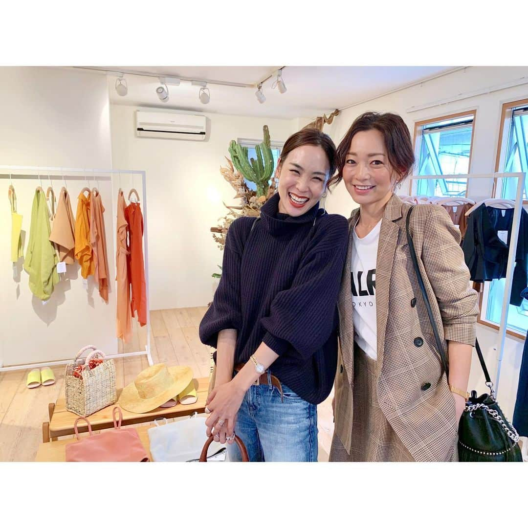 小林有里さんのインスタグラム写真 - (小林有里Instagram)「♡ それから！ @blackbymoussy_official の展示会でも 大好きな人がたくさんでした❤️ . . お洋服も本当に本当に 全部好き。 (ちなみにmoussyだからって ギャル服ではないのよ😝) . . 打ち合わせ前で バタバタしてしまったけど、 試着したハイライズデニムは即決❤️ . 目移りするので時間がないくらいが ちょうど良いのかもしれない🥺✨ . しかし、 水着も可愛かったな😩✨ . . @blackbymoussy_official  #展示会#blackbymoussy  #とりあえず今日も#歩いたぞ」10月17日 19時09分 - lilyshandmade