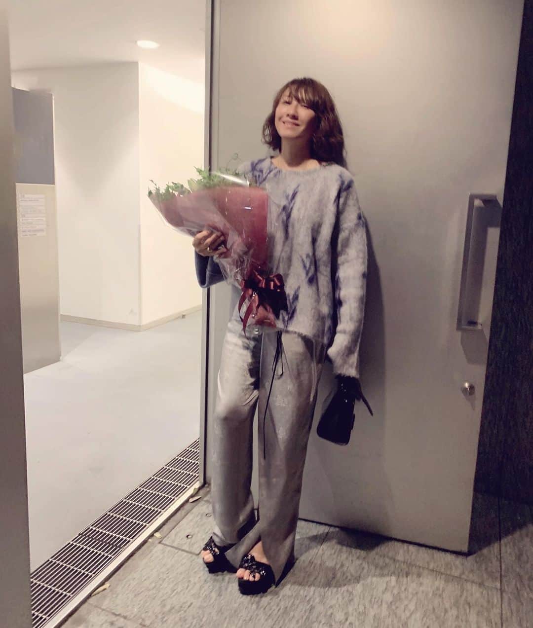 風間ゆみえのインスタグラム：「「なんだかカッコいいね、今日は」夫に褒めてもらえた、シルバーブルーのコーディネートは　@mamekurogouchi のニットにシルクのシノワズリーな雰囲気がお気に入りのボトム^_^  #yumie_k_style」