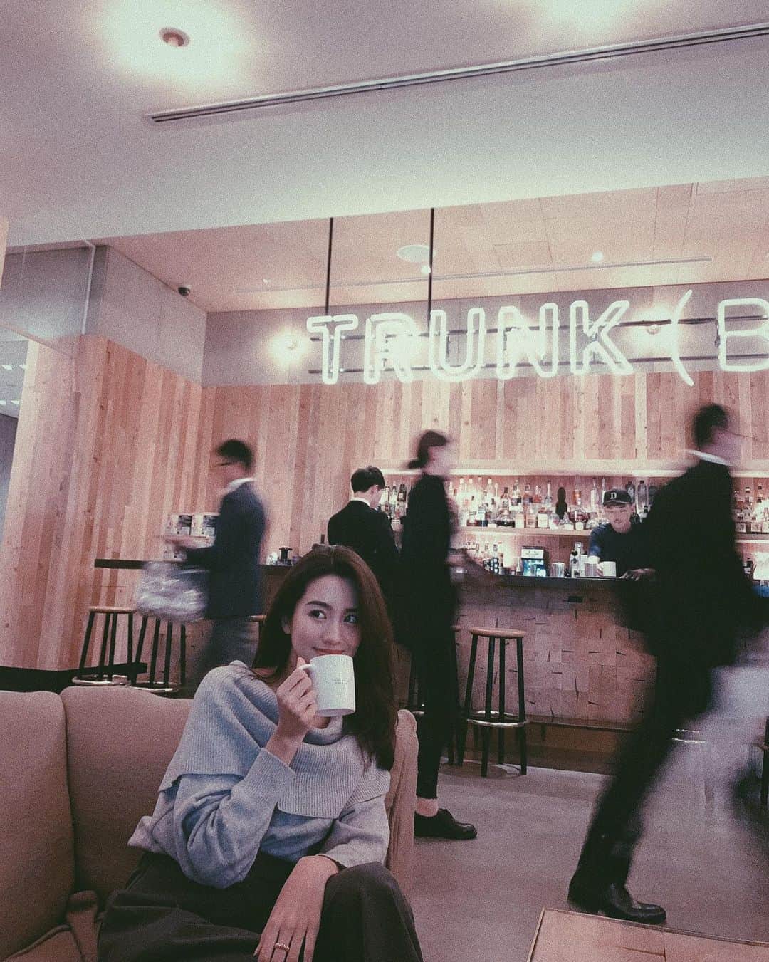 曽田茉莉江さんのインスタグラム写真 - (曽田茉莉江Instagram)「…もう冷え性の私には不安でしかありません…寒いです😐😐ついこないだまではアイスコーヒーをぐびぐびしてたのに、完全ホットコーヒーになってしまいました☕️ #寒い  #cafe #オシャレカフェ #coffee #fashion」10月17日 19時16分 - marie_soda_