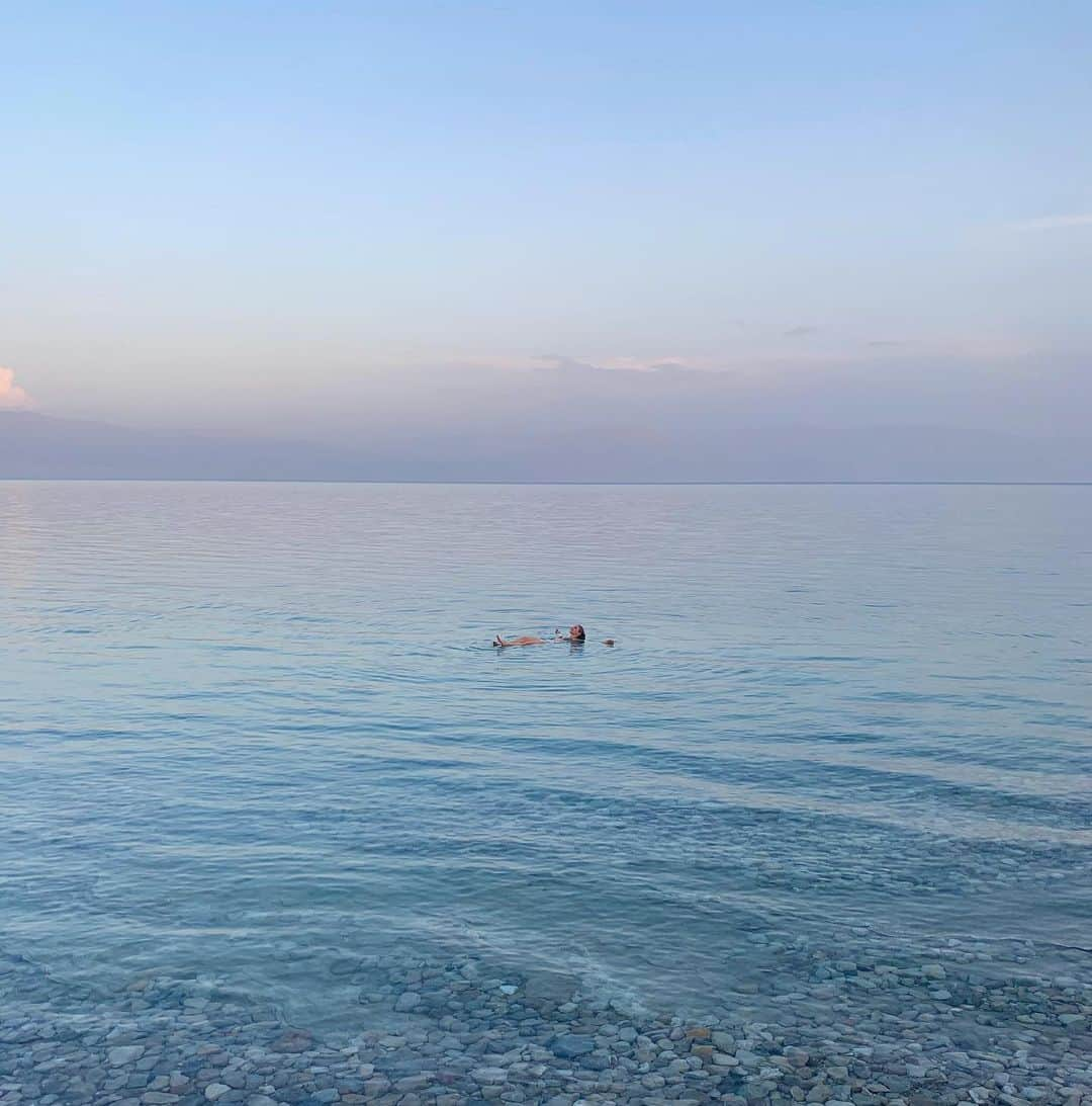 マッケンジー・モージーさんのインスタグラム写真 - (マッケンジー・モージーInstagram)「weightless🧂 . . . #Israel #deadsea #salty #wander #wonder」10月17日 19時17分 - mackenziemauzy