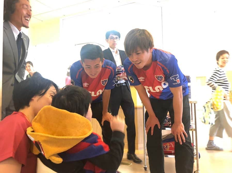 小川諒也のインスタグラム：「昨日は小児総合医療センターへ。 子供達が楽しみに待っててくれたの嬉しかったなー。 こっちがエネルギーもらえた！ #fctokyo」