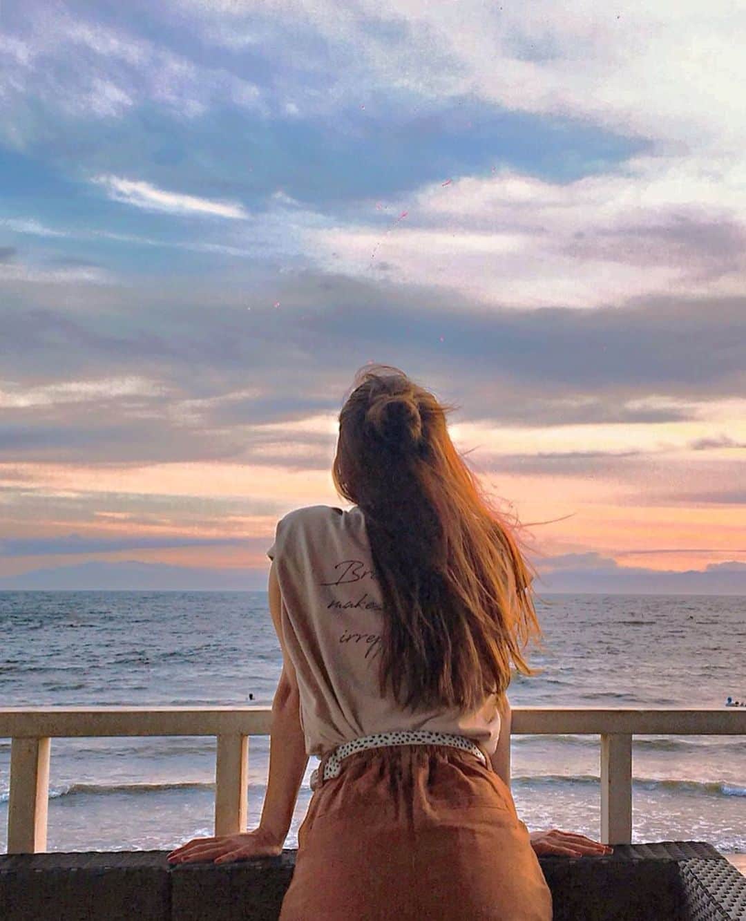 菜々香のインスタグラム：「もう夏が恋しい。 考えるよりかは感じてスピードに溢れた 夏。 真面目と適当の重要性も 整理して。 とりあえず今 色々インプットしたい気分。 いっぱい観たい。 * * * #sunset#sea#love #instananaka#nanaka#菜々香」