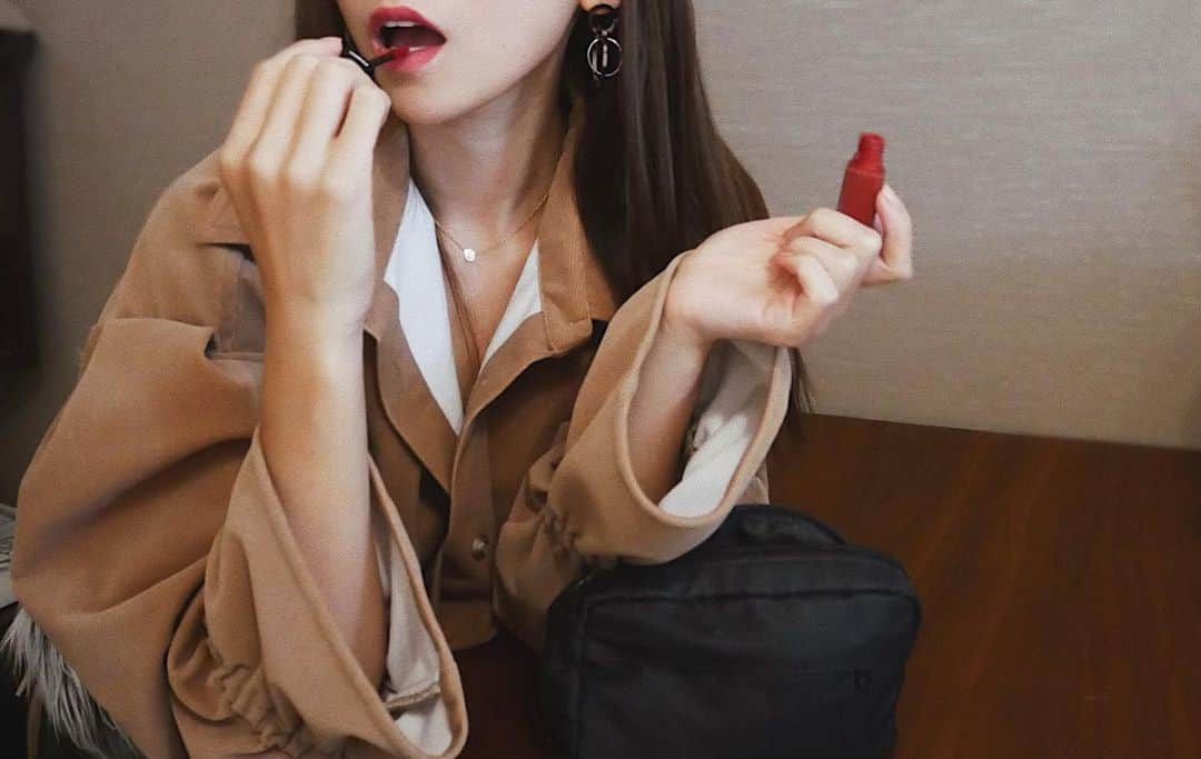 のインスタグラム：「. . なぜだか赤が好きなんだよね💄 #chanel #赤リップ」