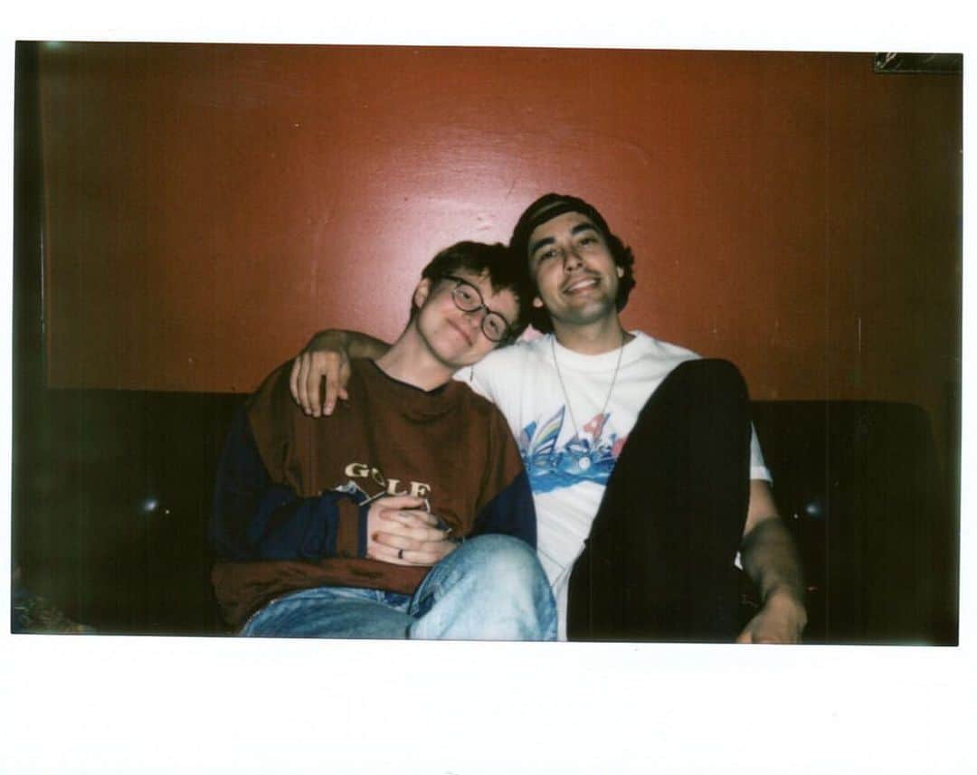 ヴィック・フエンテスのインスタグラム：「Talked music, memes and inside jokes with @lemon.socks last night 🍋  #Cavetown」