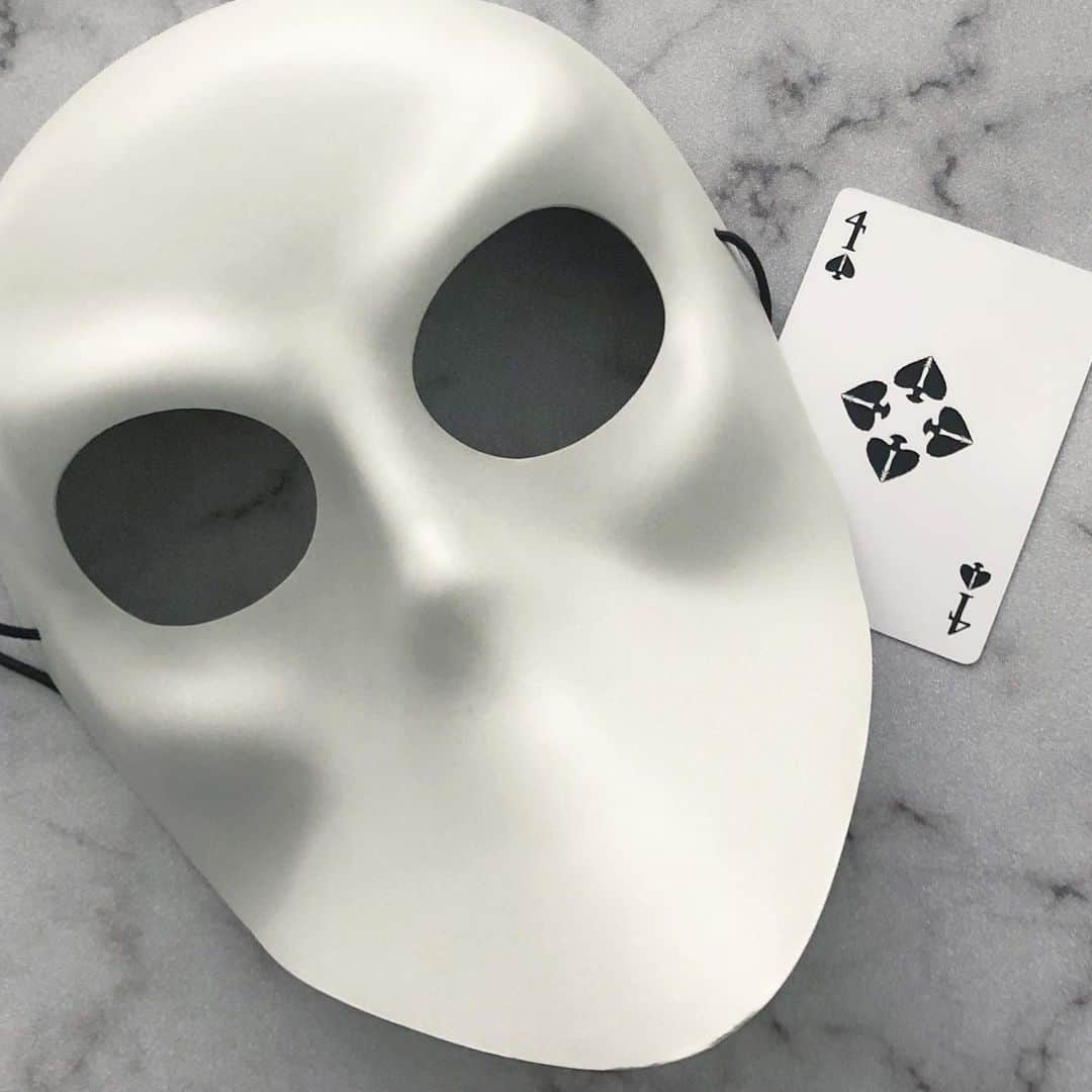 のインスタグラム：「8月の旅行記は一度中断して…  念願の“Sleep no more“観て来ました。 聞いてはいたけど、想像を超える凄さ。 これは面白い！  舞台も客席もなく、観客は皆この仮面をつけ見えざる者としての参加型。 建物の中を演じながら動き回るキャストを追っ掛けていく観劇スタイル。 1時間の劇が3回繰り返される3時間。 どのキャストを追っても(或いは追っかけず同じ場所に留まっても)良いので 同じ場面を3回観る可能性もあれば、一度も観れていない場面も… (むしろ観れていない場面の方が多いはず)  初めてでとても斬新な観劇方法。  始まったばかりの時は、 なんだこれは…ミュージカルじゃないぞ… って正直思ってしまったけど(笑) 終わる頃には何度も観たくなる理由がよくわかるなとすっかり虜に。  キャストの人は３時間ぶっ続けで演じ続け… 観客からは360度どこからでも間近からも見つめられ… 且つ観客が毎回どこに居るかわからない中ですごくアクロバティックに動きまわり… と…集中力と精神力半端ないなと…。 きっと演じ甲斐も大きいのだろうけど そんな３時間を演じ切る役者さんに感服。  あまりうまく説明出来ないけど これを考えた人は本当に凄いと思う！ NYにご旅行の際はぜひ…♡ #sleepnomore#broadwaymusical#offbroadway#ny#nyc#america#usa #スリープノーモア#ブロードウェイミュージカル#ニューヨーク#ニューヨーク旅行」