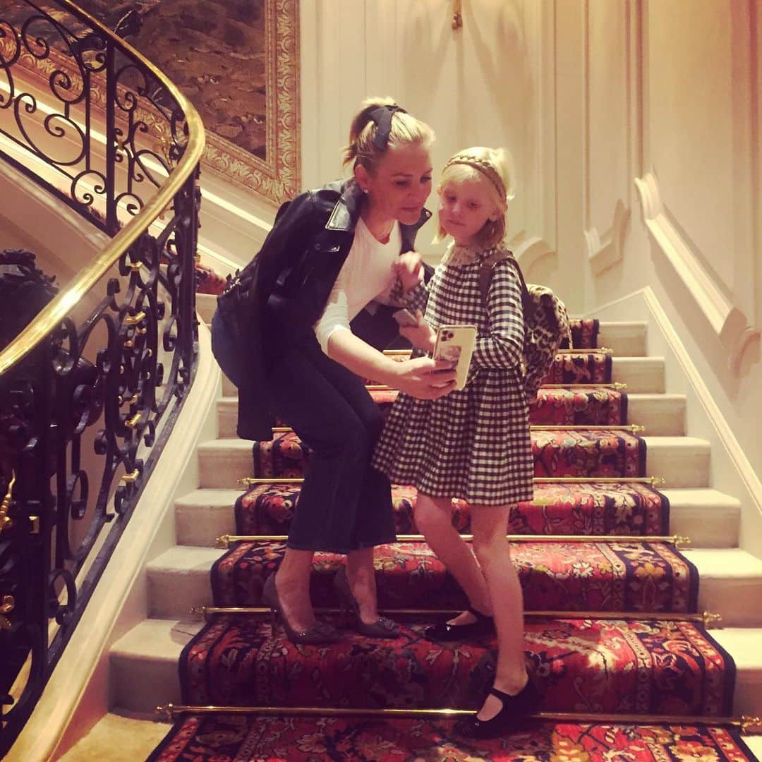 ジェシカ・キャプショーのインスタグラム：「When you get caught in the act of trying to get a sweet selfie... And for the record I had the best date for dinner in all of Paris. 💕」