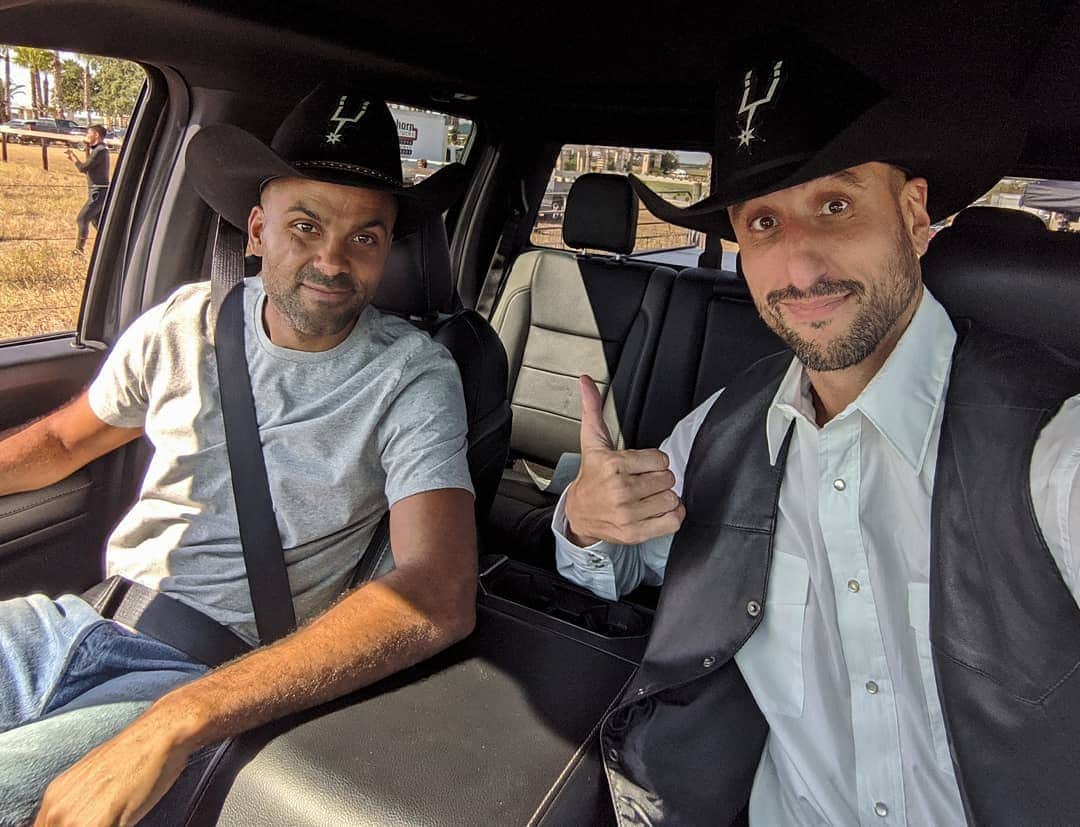 マヌ・ジノビリのインスタグラム：「Having a great time showing the newly retired @_tonyparker09 the #SpursLegendsRanch on this year's #HEBCommercials. Awesome as always!」