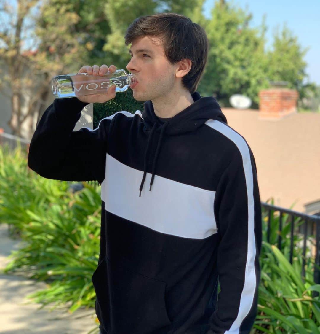 チャンドラー・リッグスのインスタグラム：「s/o @vossworld for sending me 288 bottles of water. i am extremely prepared for the apocalypse」