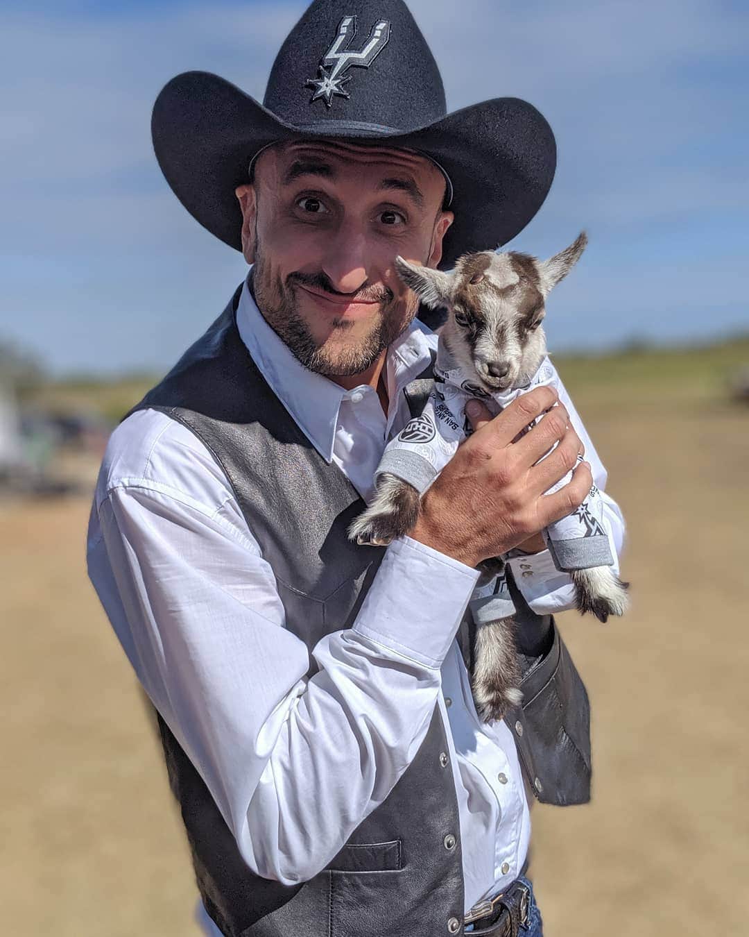 マヌ・ジノビリのインスタグラム：「While at the ranch I had the chance to meet the real GOAT! 🐐 Cutest ever! Wanted to take it home!! #HEBCommercials.」
