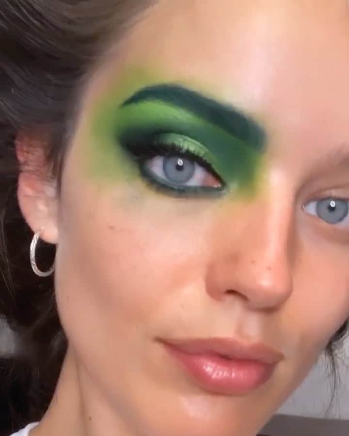 エミリー・DiDonatoのインスタグラム：「@erinparsonsmakeup and I have something brewing ... 👻 💄 Can you guys guess who Erin is transforming me into this year? 😉 @raisingkaned @allybmartin」