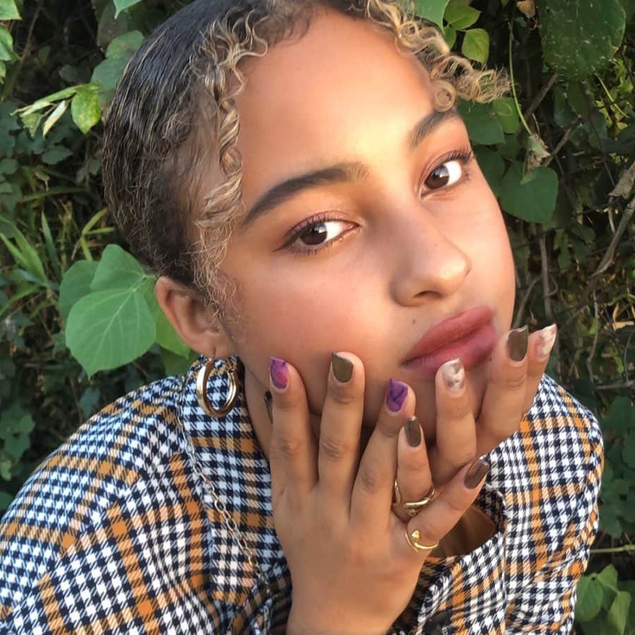 のインスタグラム：「【UNI-NAIL💅🏼】﻿ ネイル好きのELLEgirl UNI creatorがこだわりのネイルデザインをご紹介する「UNI-NAIL」💅🏼サロン派もセルフ派も是非参考にしてみて！👀﻿ ﻿ 💁🏻‍♀️サロンネイル派 RINA(@rinahagai )﻿ ﻿ ①タイダイ柄が最近のマイブーム！秋っぽくなるように、ブラウンとパープルをベースにしてもらいました🎨ミラーネイルもmixして、個性を主張💪﻿ ﻿ ②ずっと大好きな蝶モチーフ🦋ラメを入れて、蝶が飛んでいるイメージのデザインにしてもらいました♡﻿ ﻿ ③ベーシックな大理石ネイルでは物足りないので、大好きなパープルカラーやクリアカラーをチョイス✨大人っぽい仕上がりになりました🦢﻿ ﻿ ﻿ 《INFORMATION》﻿ RINAちゃんの行きつけサロン💅🏼﻿ 「デイシー ネイル アンド アイラッシュ 新宿」﻿ @deicy_shinjuku﻿ 📍東京都渋谷区代々木2-7-3 第7荒井ビル6F﻿ 💁🏻‍♀️担当：深堀さん﻿ ﻿ ﻿ みんなはこの秋どんなネイルをしてる？💅🏼﻿ #ellegirlUNI や @ellegirl_jp をつけて投稿してね📸﻿ ﻿ ﻿ #ELLEgirl #uninail #ネイルギャラリー #ネイルデザイン #ネイルデザイン2019 #ネイルデザイン秋 #ネイルサロン #ネイルサロン東京 #タイダイネイル #ダイダイネイル #パープルネイル #大理石ネイル #大理石ネイルデザイン #蝶々ネイル #大人ネイル #大人ネイルデザイン #ユニークネイル #ジェルネイルデザイン #新宿ネイルサロン #水色ネイル #ラメネイル #ラメネイルデザイン #キラキラネイル #ミラーネイル #ellegirlbeauty #ellegirlnail #ellegirluninail」