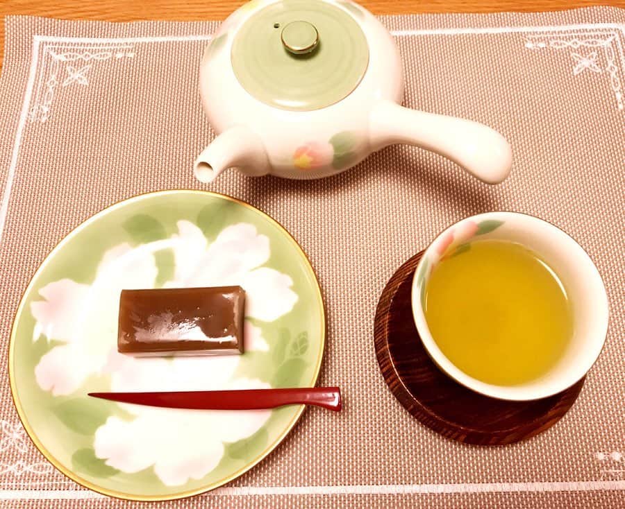 加藤美和さんのインスタグラム写真 - (加藤美和Instagram)「. When I went to the Japanese tea cafe the other day, I tried Mecha (Bud Tea) and bought Kukicha (Twig Tea) for myself🍵 Had Kukicha with Kuriyokan (sweet red bean jelly with chestnuts)🌰 . . 先日、浦和にある日本茶喫茶『#楽風』さんでは芽茶をいただきましたが、自宅用に、甘みのある くき茶を🍵 栗ようかんとともに🎶 .」10月17日 21時13分 - miwakato_