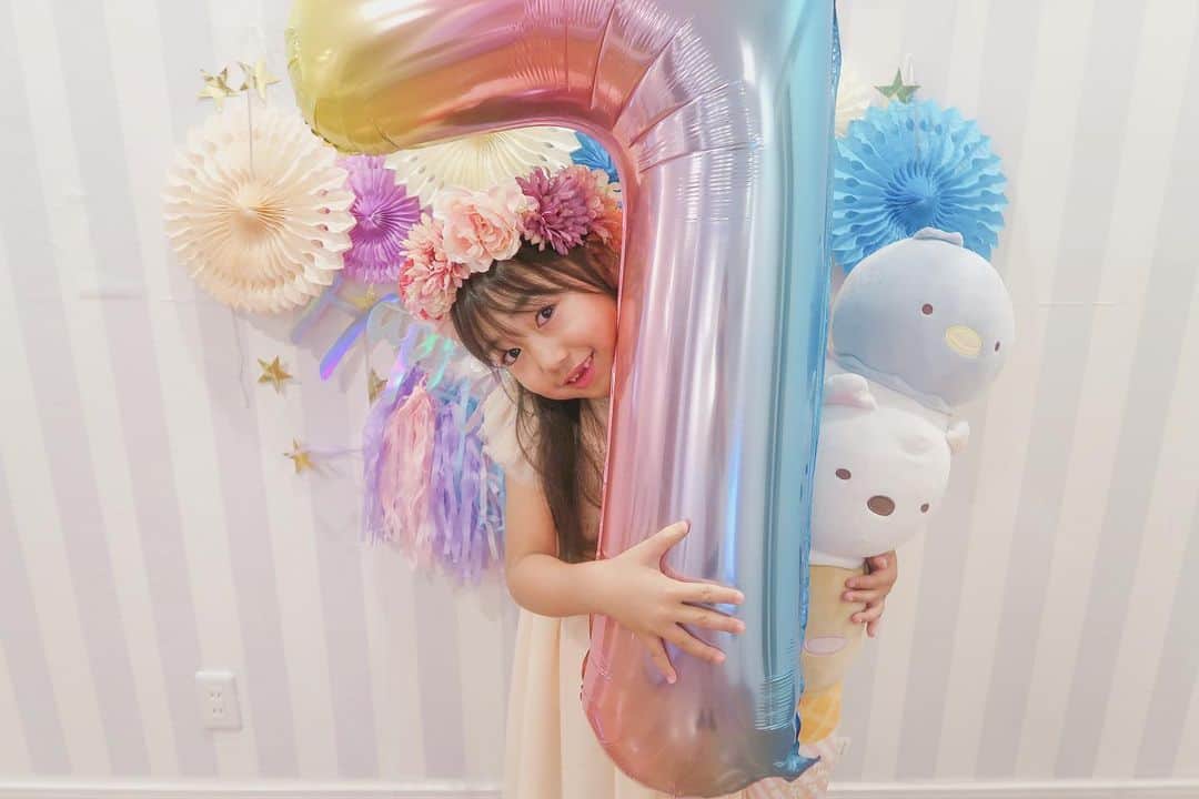 かなのインスタグラム：「🧸10/17🎂 ． 💛🧡❤️お誕生日おめでとう❤️🧡💛 ． 今夜はアンナのリクエストでたこ焼きパーティー🥳 #パパのへたっぴすぎるたこ焼き🐙笑 #料理センスはZERO〜🤪 ． 年々、娘溺愛度がアップしてアンナに甘々なパパと そんなパパの事が大好きなアンナ😹💕 ． 初めてお母さんになった日 ベッドの上で小さなアンナの隣で横になった時 あまりの可愛さに感動して涙が溢れたの 昨日のように思い出す🥺 もう7年も経ったんだね✨ ． まだまだ未熟なママだけどこれからもよろしくね💓 ． ． #7歳#誕生日#おめでとう#娘#女の子#溺愛#女の子ママ#たこ焼き#たこ焼きパーティー#すみっコぐらし#hbd」
