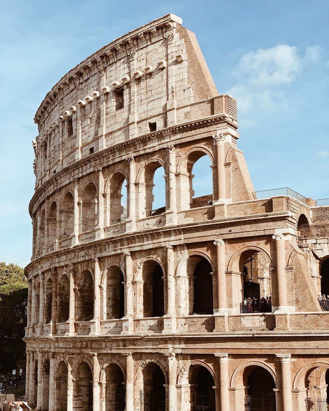 廣田奈々さんのインスタグラム写真 - (廣田奈々Instagram)「📍Roma🇮🇹Italia 🇮🇹🇸🇮🇦🇹🇨🇿🇩🇪と巡ってきたEuropa🇪🇺trip♡ ItaliaはFirenzeとVeneziaメインでRomaを全然見れてなかったから最後の2日は再びRomaへ行くことに✨✨ Romaではみほちゃんが絶対行きたいって言ってた"Colosseo"コロッセオへ🏰 古代ローマ建築最高峰とされる"世界遺産"のコロッセオ。大きさは長径188mでその収容人数は驚きの8万人😳👏🏼めっちゃめっちゃ大きくて見上げるのが大変なので間近で見た後は全体を見渡せる高台の場所に行ったよ✨ そこからの景色が絶景で😭 ずーーーっと居たかった。素敵ですRoma。 その後にこちらも有名な"Fontana di Trevi"トレビィの泉⛲️ 後ろ向きにコインをなげると願い事が叶うみたいで3人でなげてきた🥺✨ Romaの街をたくさん歩いて 雰囲気を感じて.. Italiaの方はみんなとってもhappyでfriendly♡ 優しいしみんなオシャレで..✨ Romaめっちゃくちゃだいすき！ 今度は1週間くらいゆっくりきたい🇮🇹♡ #Italia #Roma #Roadtrip #trip #Europa #fashion #Colosseo #AmphitheatrumFlavium #FontanadiTrevi #history #traditional #bonci #boncipizza」10月17日 21時17分 - nana_hirota