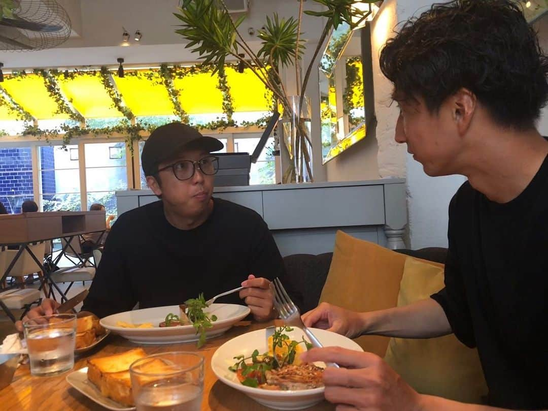 武岡優斗さんのインスタグラム写真 - (武岡優斗Instagram)「Day off。  少し前のオフに 安定のこの人とlunch。  #足立区の土佐礼子 #足立区の藤川球児  個人的には… 最近は藤川球児笑  年々似てきてる気がする笑  フレンチトースト美味かったし その後のchill timeも最高よ。 そしてほぼ双子コーデ笑  上の服は 全く同じという笑笑  最高な時間でした^_^  しかし最後の1枚は 4年前… 彼は年々似てきてる… 土佐礼子からの藤川球児…  うむ…似てる…笑笑  #DayOff #lunch #frenchtoast #awesome #chill #chillout #chilltime #funtimes #goodtimes #足立区の土佐礼子　からの #足立区の藤川球児　に似てきてる #個人的には藤川球児推し #そしてほぼ双子コーデ #立った同じの着るとかある？笑 #マジ笑った笑 #現場からは以上です🙏」10月17日 21時29分 - yuto_takeoka17