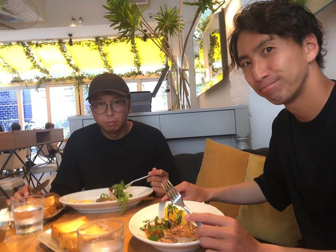 武岡優斗さんのインスタグラム写真 - (武岡優斗Instagram)「Day off。  少し前のオフに 安定のこの人とlunch。  #足立区の土佐礼子 #足立区の藤川球児  個人的には… 最近は藤川球児笑  年々似てきてる気がする笑  フレンチトースト美味かったし その後のchill timeも最高よ。 そしてほぼ双子コーデ笑  上の服は 全く同じという笑笑  最高な時間でした^_^  しかし最後の1枚は 4年前… 彼は年々似てきてる… 土佐礼子からの藤川球児…  うむ…似てる…笑笑  #DayOff #lunch #frenchtoast #awesome #chill #chillout #chilltime #funtimes #goodtimes #足立区の土佐礼子　からの #足立区の藤川球児　に似てきてる #個人的には藤川球児推し #そしてほぼ双子コーデ #立った同じの着るとかある？笑 #マジ笑った笑 #現場からは以上です🙏」10月17日 21時29分 - yuto_takeoka17