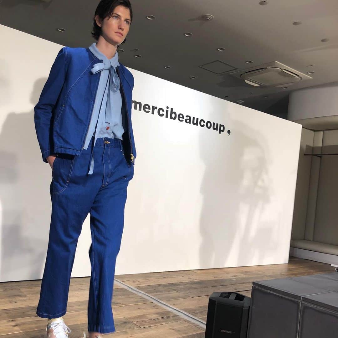 装苑さんのインスタグラム写真 - (装苑Instagram)「4年振りのショーを行った #mercibeaucoup, は「清く・楽しく・美しく」というブランドのコンセプトを改めて振り返り、見せるためだけの服ではなくお客様に寄り添い、長く着てもらえる服を意識したとのこと。今回のテーマである「山」にも、新たな挑戦を楽しみたいという思いが込められている。テーマ沿い、世界各国の山をモチーフにしたテキスタイルや、草木染めの鮮やかなアイテムなどが目を引いた。会場ではラッパーのJuaさんとサウンドデザイナーのShimon Hoshinoさんによって、今回のショーのために特別に制作されたというオリジナル曲が披露された。#rakutenfwt #2020SS」10月17日 21時29分 - soenonline
