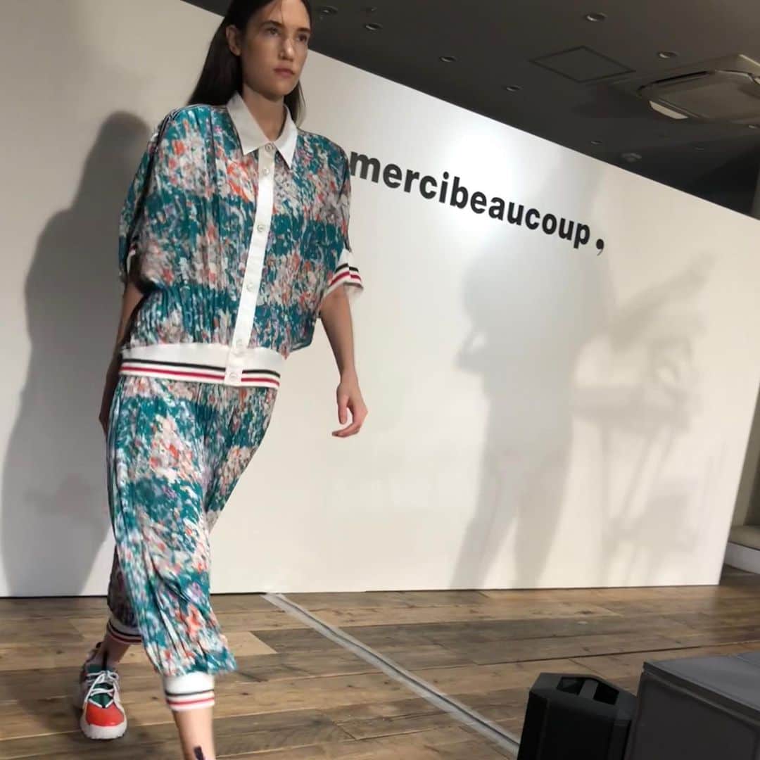 装苑さんのインスタグラム写真 - (装苑Instagram)「4年振りのショーを行った #mercibeaucoup, は「清く・楽しく・美しく」というブランドのコンセプトを改めて振り返り、見せるためだけの服ではなくお客様に寄り添い、長く着てもらえる服を意識したとのこと。今回のテーマである「山」にも、新たな挑戦を楽しみたいという思いが込められている。テーマ沿い、世界各国の山をモチーフにしたテキスタイルや、草木染めの鮮やかなアイテムなどが目を引いた。会場ではラッパーのJuaさんとサウンドデザイナーのShimon Hoshinoさんによって、今回のショーのために特別に制作されたというオリジナル曲が披露された。#rakutenfwt #2020SS」10月17日 21時29分 - soenonline