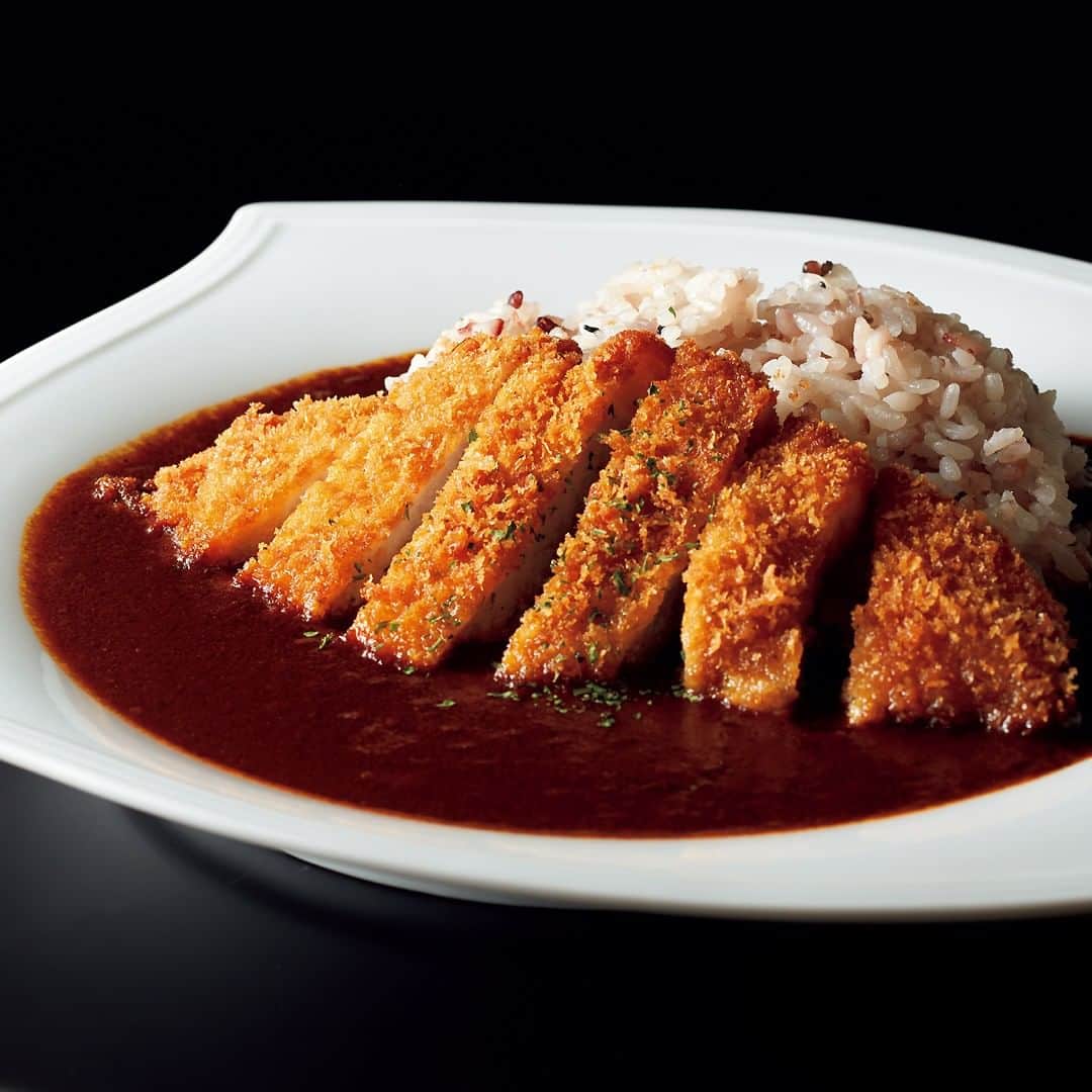 のインスタグラム：「洋食屋的デミグラカレー×さっくりカツが絶妙なひと皿！⠀⠀⠀⠀⠀⠀⠀⠀⠀ 洋菓子のイメージが強い老舗の喫茶サロン『コロンバン原宿本店サロン』。⠀⠀⠀⠀⠀⠀⠀⠀⠀ ここに、つい足を止め食べたくなるカツカレーがあるという。⠀⠀⠀⠀⠀⠀⠀⠀⠀ .⠀⠀⠀⠀⠀⠀⠀⠀⠀ かつて週替わりメニューで、食べられるのは週一回だけだったという「ハーブ三元豚のカツカレー」。⠀⠀⠀⠀⠀⠀⠀⠀⠀ シェフが、前職のイタリアレストランでの賄いを再現したのが始まりだ。⠀⠀⠀⠀⠀⠀⠀⠀⠀ .⠀⠀⠀⠀⠀⠀⠀⠀⠀ いわゆるカレー屋のそれとは違う、洋食屋を思わせる濃厚デミグラスのカレーソースと、カツレツっぽい軽やかなカツ、そしてスパイスの効かせ具合も絶妙。⠀⠀⠀⠀⠀⠀⠀⠀⠀ .⠀⠀⠀⠀⠀⠀⠀⠀⠀ ソースと相性のよい硬めに炊いた十五穀米を使用したカレーは、白米に変更も可能。サラダ＆コーヒーまたは紅茶付きだからお得感もたっぷりなのだ。⠀⠀⠀⠀⠀⠀⠀⠀⠀ .⠀⠀⠀⠀⠀⠀⠀⠀⠀ 意外な店で食べられるツウなカレー、是非抑えておきたい。⠀⠀⠀⠀⠀⠀⠀⠀⠀ ⠀⠀⠀⠀⠀⠀⠀⠀⠀ 店名 ▷コロンバン 原宿本店サロン⠀⠀⠀⠀⠀⠀⠀⠀⠀ 最寄り駅 ▷表参道・原宿⠀⠀⠀⠀⠀⠀⠀⠀⠀ ジャンル ▷カフェ・スイーツ⠀⠀⠀⠀⠀⠀⠀⠀⠀ TEL ▷03-3400-3838⠀⠀⠀⠀⠀⠀⠀⠀⠀ 住所 ▷渋谷区神宮前 6-31-19⠀⠀⠀⠀⠀⠀⠀⠀⠀ シチュエーション ▷ デート・友人・女子会⠀⠀⠀⠀⠀⠀⠀⠀⠀ .⠀⠀⠀⠀⠀⠀⠀⠀⠀ ー続きは東カレwebまたはアプリにてー⠀⠀⠀⠀⠀⠀⠀⠀⠀ ▶︎『　東京カレンダー　コロンバン　』で検索！⠀⠀⠀⠀⠀⠀⠀⠀⠀ .⠀⠀⠀⠀⠀⠀⠀⠀⠀ #東京カレンダー #tokyocalendar #東カレ#東カレグルメ#東京グルメ #tokyofood #yummy  #カフェ巡り #東京美食 #カレー」