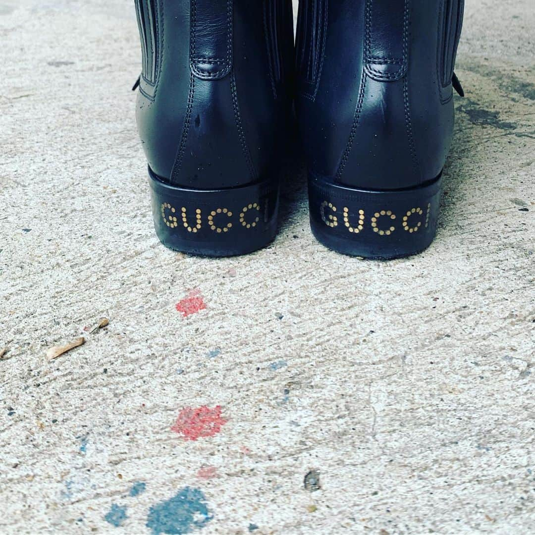 大草直子さんのインスタグラム写真 - (大草直子Instagram)「夏の只中に買った、 @gucci のスーパーショートブーツ。オーセンティックなプリーツスカートが、ほっこりしないのは、このスーパーショートブーツのおかげ。マキシスカート好きな私に、なくてはならない１足。 @gucci  #martinique  #正直最近のgucciは #全く好きではなかったけれど #あのデフォルメ感が #意外とベーシックにはまる #と確信しました」10月17日 21時31分 - naokookusa