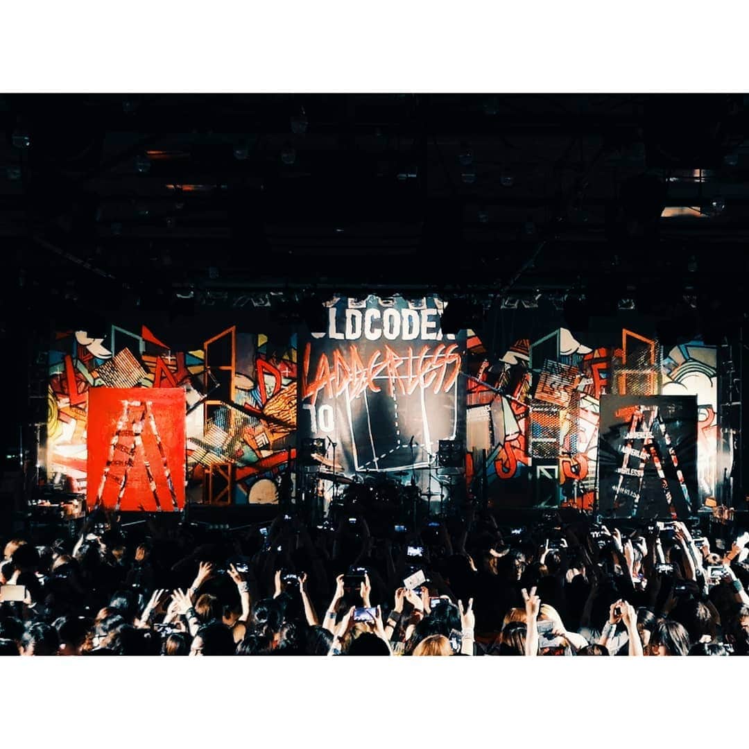 M-ON! MUSIC｜エムオンミュージックのインスタグラム：「﻿ #OLDCODEX﻿ #LADDERLESS Tour 2019﻿ 始まりました。﻿ ﻿ ライブを通じて、﻿ ネガティブな想いをポジティブへ。﻿ ﻿ #Ta_2 と #YORKE. が発する熱に﻿ バンドメンバーが、﻿ そして観客が反応することで﻿ 最高の景色が生まれました。﻿ ﻿ 音、匂い、熱気……﻿ 体感したすべてがかけがえのない記憶。﻿ ﻿ 2020年4月からは主要都市を巡る﻿ #Zeppツアー の実施も決定しているので﻿ そちらもぜひ。[ジャガー]﻿ ﻿ #Ta_2のメンバー紹介は上達しないYORKE.﻿ #それもご愛嬌ということで」