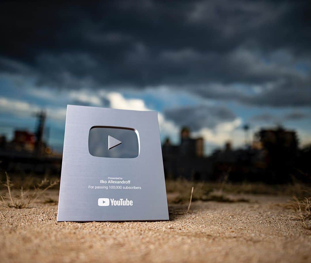 イルコ光の魔術師のインスタグラム：「わぁぁ、来たよ❗️YouTubeチャンネル100,000登録者の「銀の盾」感謝❗️ぜひまだチャンネル登録してない方フォローしてくれたらめっちゃ嬉しいでーす❗️. . 新しい @ilkomobile アカウントにiPhoneで撮ってるポートレートもアップしますよ！いい光があればカメラ&レンズはなんでもいいと思います . . #ストロビスト #ポートレート #youtube #35mm #Sigma #instagramjapan #銀の盾　#東京カメラ部 #ig_today #igersjp #tokyocameraclub #instalike #instagramhub #team_jp_ #vscogoodshot #marvelshots #fotodome #portrait_perfection #iphonephotography #イルコ #光の魔術師 #桜 #instagramhub #カメラ女子 #iphoneography  #lovers_nippon #ファインダー越しの私の世界 #写真好きな人と繋がりたい #portrait」