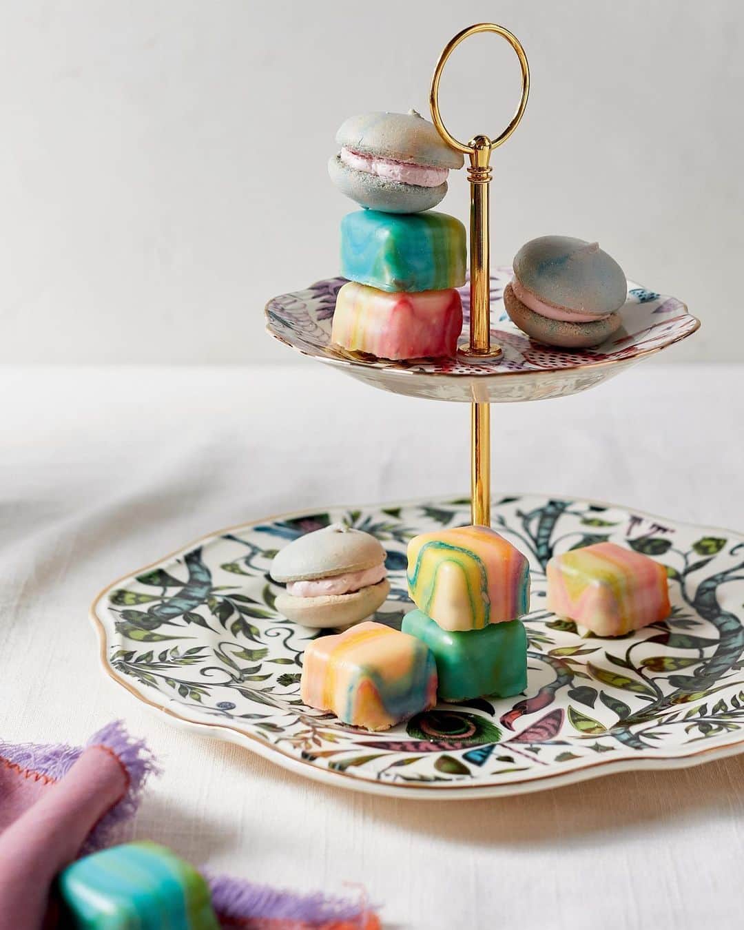 Anthropologieさんのインスタグラム写真 - (AnthropologieInstagram)「Dessert should look as good as it tastes 🍰  We asked renowned pastry chef (and master of the petit four) Mark Tasker for alllll his secrets. Link in bio to read!」10月17日 21時37分 - anthropologie
