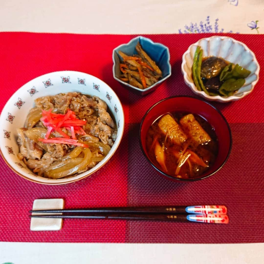 佐藤実絵子さんのインスタグラム写真 - (佐藤実絵子Instagram)「〔牛丼〕ごはんのきろく🍚🍴 * この日の献立は、牛丼と残り物色々、お味噌汁です * 牛丼‥というかどんぶりものは、あとお味噌汁作れば献立が成立するので、帰りが遅くなった日にぴったり☺️ * 牛丼専用ってシールのついた牛肉がうっていて、ついつい買ってしまったんですよね！すごくピンクくて、ほんとに牛牛肉？！って感じだったんだけど、要するに、すごく薄くスライスしてあって、柔らかい牛丼ができるの！ 気に入りすぎて、新たに買って今も冷凍してあります(笑) * * #みえこごはん #牛丼 #夕ごはん #夜ごはん #二人ごはん #ふたりごはん #おうちごはん #おうちごはんlover #しあわせごはん #家庭料理 #献立 #デリスタグラム #デリスタグラマー #クッキングラム #うつわ好き #うつわ #instafood #lovefood #instalove  #foodstagram #japanesefoods」10月17日 21時37分 - mieppp624