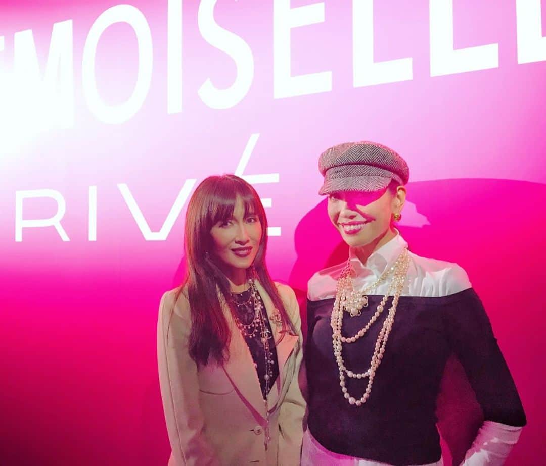のインスタグラム：「【CHANEL マドモアゼル・プリヴェ展-ガブリエル　シャネルの世界へ〜】に行ってまいりましたよ👠✨ お肌や髪がピカピカの工藤静香さんや、いつも素敵な双子スタイリングを魅せてくれるAMIAYAちゃんと❤️ 私は【プラダを着た悪魔】のアン・ハサウェイ風にシャネルを着用して。 。  #10月19日から12月1日まで天王洲アイルB&CホールにてCHANELマドモアゼルプリヴェ展が開催 #工藤静香さん髪もお肌もピカピカでした✨ #AMIAYAちゃんいつも完璧なスタイリングで可愛い❤️ #今夜は23時からQVCにてesprinaの美容液発売です！ #mademoiselleprive #シャネルマドモアゼルプリヴェ」